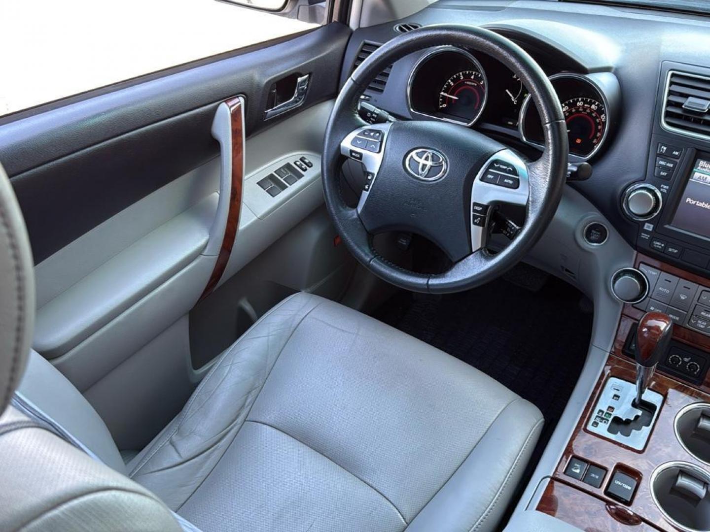 2011 WHITE Toyota Highlander Limited (5TDDK3EH4BS) with an V6, 3.5L engine, Automatic transmission, located at 10890 W. Colfax Ave., Lakewood, CO, 80215, (303) 274-7692, 39.739914, -105.120132 - Photo#9