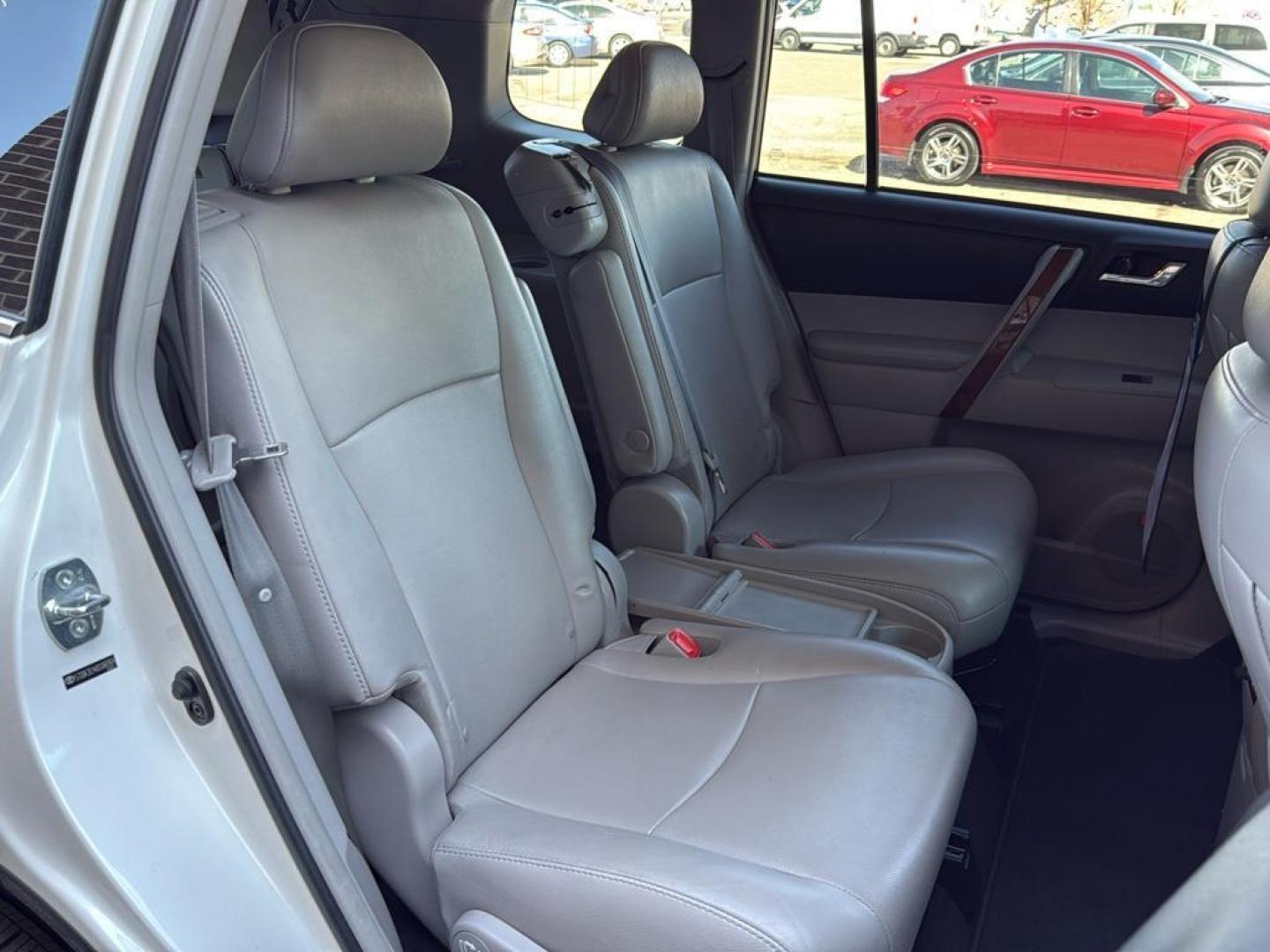 2011 WHITE Toyota Highlander Limited (5TDDK3EH4BS) with an V6, 3.5L engine, Automatic transmission, located at 10890 W. Colfax Ave., Lakewood, CO, 80215, (303) 274-7692, 39.739914, -105.120132 - Photo#11