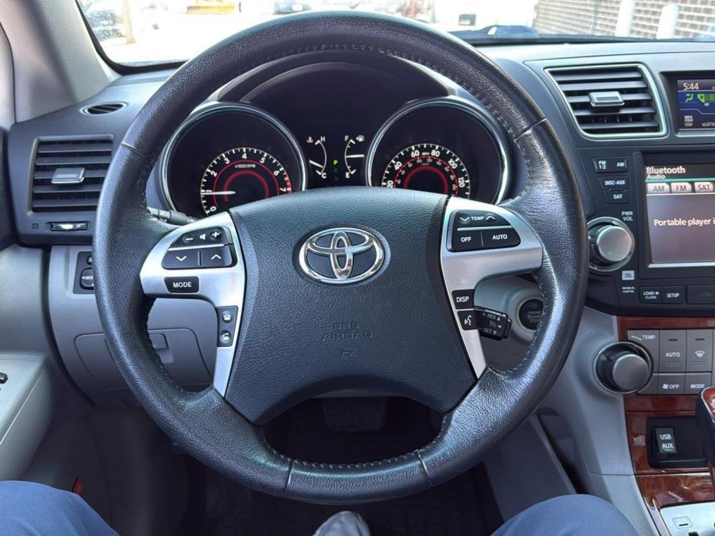2011 WHITE Toyota Highlander Limited (5TDDK3EH4BS) with an V6, 3.5L engine, Automatic transmission, located at 10890 W. Colfax Ave., Lakewood, CO, 80215, (303) 274-7692, 39.739914, -105.120132 - Photo#17