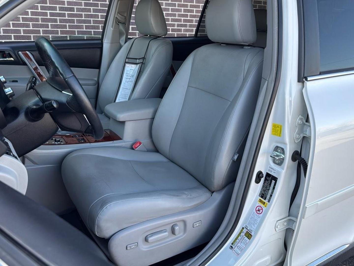 2011 WHITE Toyota Highlander Limited (5TDDK3EH4BS) with an V6, 3.5L engine, Automatic transmission, located at 10890 W. Colfax Ave., Lakewood, CO, 80215, (303) 274-7692, 39.739914, -105.120132 - Photo#22