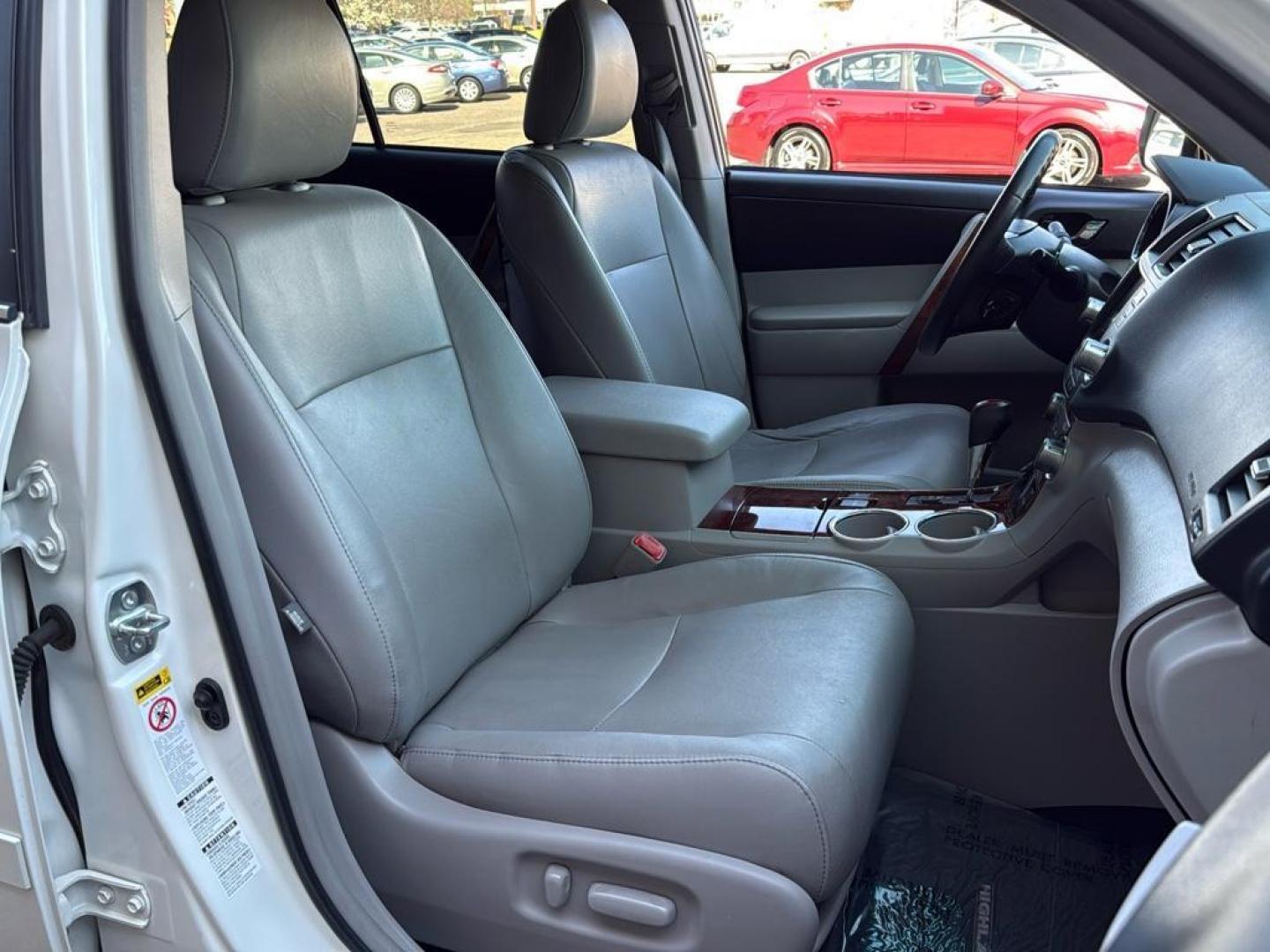 2011 WHITE Toyota Highlander Limited (5TDDK3EH4BS) with an V6, 3.5L engine, Automatic transmission, located at 10890 W. Colfax Ave., Lakewood, CO, 80215, (303) 274-7692, 39.739914, -105.120132 - Photo#23