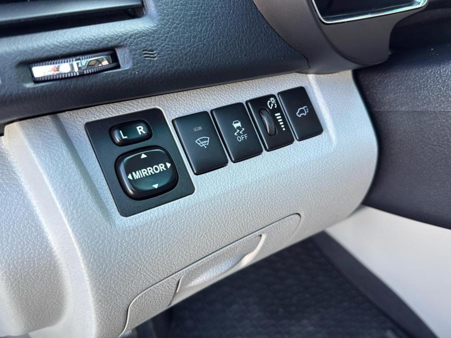 2011 WHITE Toyota Highlander Limited (5TDDK3EH4BS) with an V6, 3.5L engine, Automatic transmission, located at 10890 W. Colfax Ave., Lakewood, CO, 80215, (303) 274-7692, 39.739914, -105.120132 - Photo#24