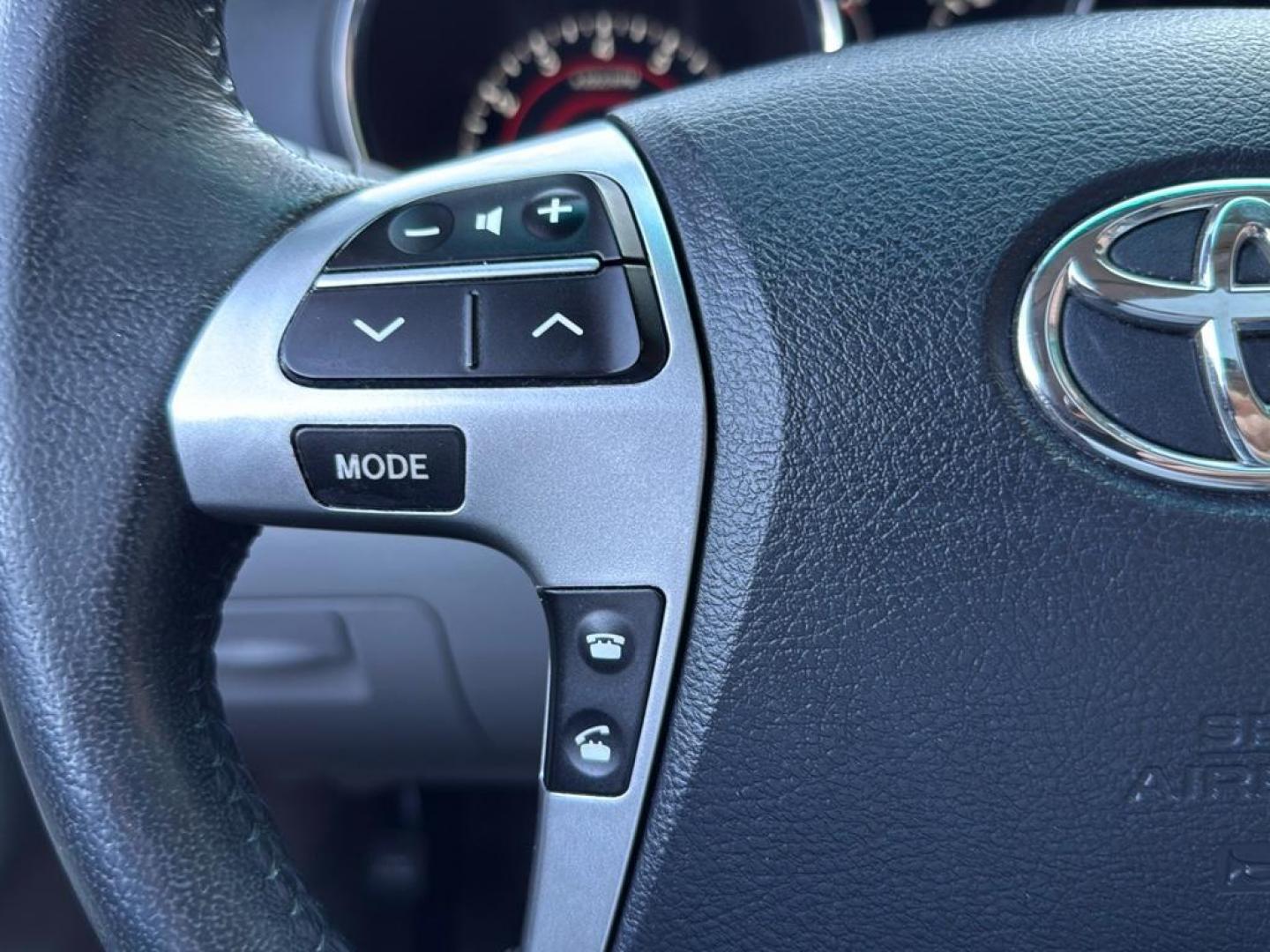 2011 WHITE Toyota Highlander Limited (5TDDK3EH4BS) with an V6, 3.5L engine, Automatic transmission, located at 10890 W. Colfax Ave., Lakewood, CO, 80215, (303) 274-7692, 39.739914, -105.120132 - Photo#26