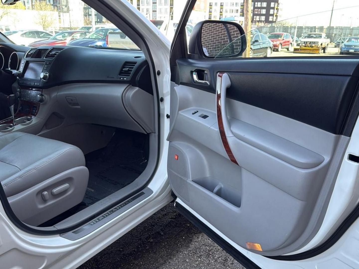 2011 WHITE Toyota Highlander Limited (5TDDK3EH4BS) with an V6, 3.5L engine, Automatic transmission, located at 10890 W. Colfax Ave., Lakewood, CO, 80215, (303) 274-7692, 39.739914, -105.120132 - Photo#29
