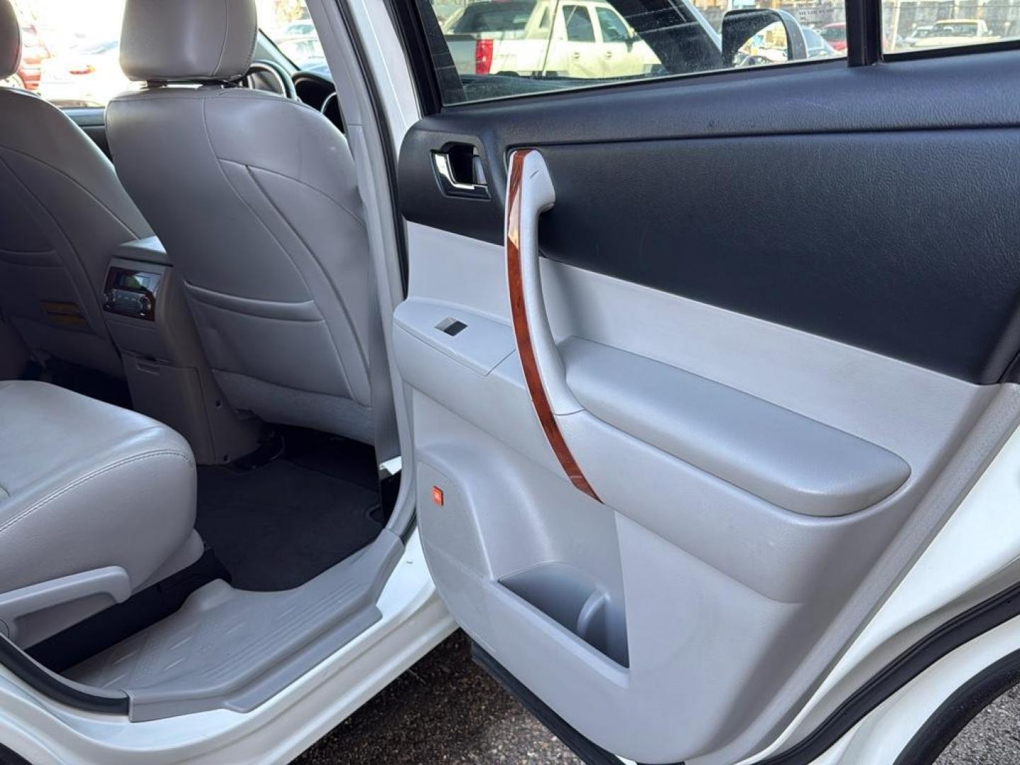 2011 WHITE Toyota Highlander Limited (5TDDK3EH4BS) with an V6, 3.5L engine, Automatic transmission, located at 10890 W. Colfax Ave., Lakewood, CO, 80215, (303) 274-7692, 39.739914, -105.120132 - Photo#30