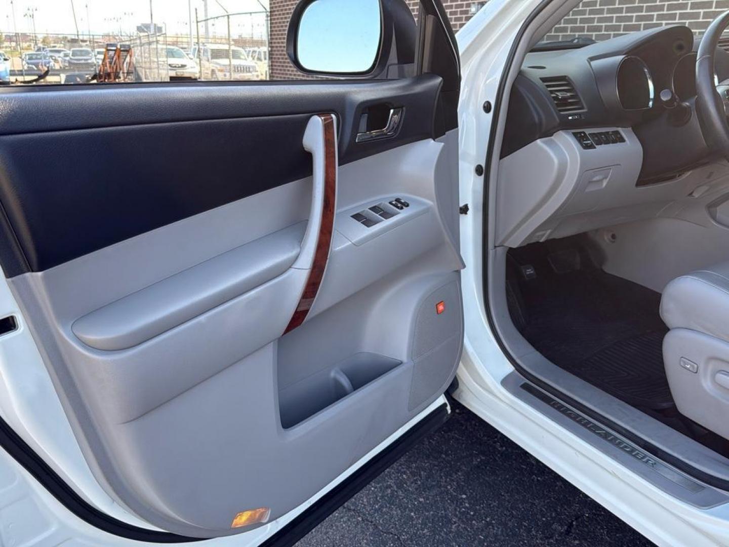 2011 WHITE Toyota Highlander Limited (5TDDK3EH4BS) with an V6, 3.5L engine, Automatic transmission, located at 10890 W. Colfax Ave., Lakewood, CO, 80215, (303) 274-7692, 39.739914, -105.120132 - Photo#33