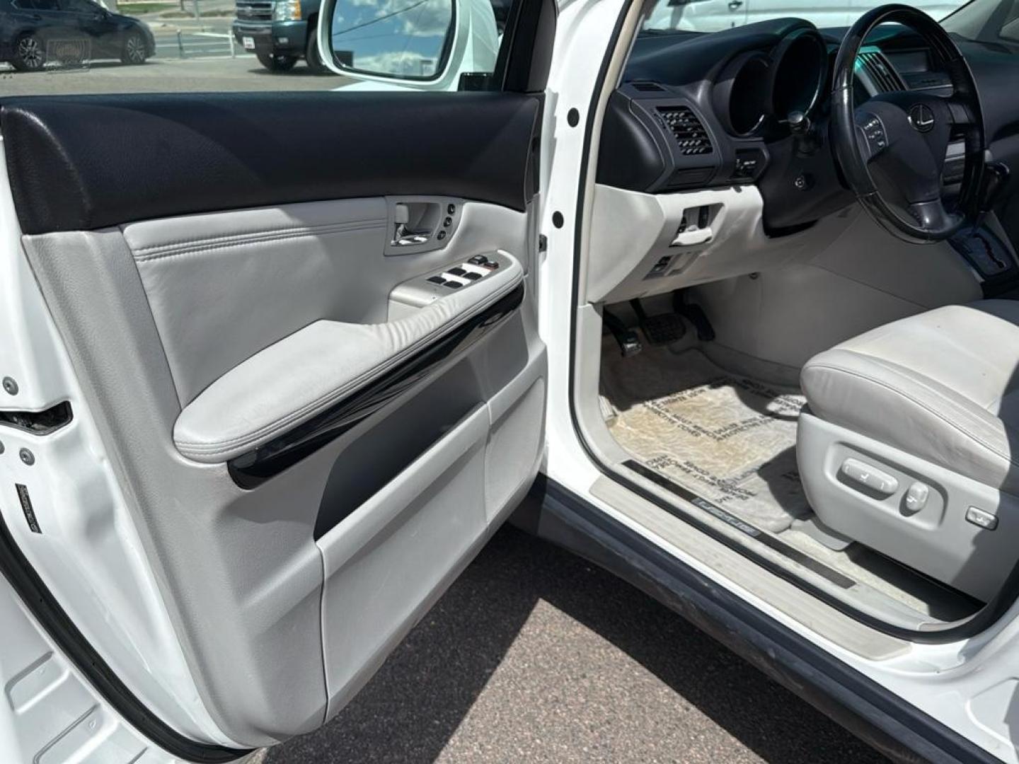 2008 WHITE Lexus RX 350 Base (2T2HK31U58C) with an V6, 3.5L engine, Automatic transmission, located at 10890 W. Colfax Ave., Lakewood, CO, 80215, (303) 274-7692, 39.739914, -105.120132 - Photo#26