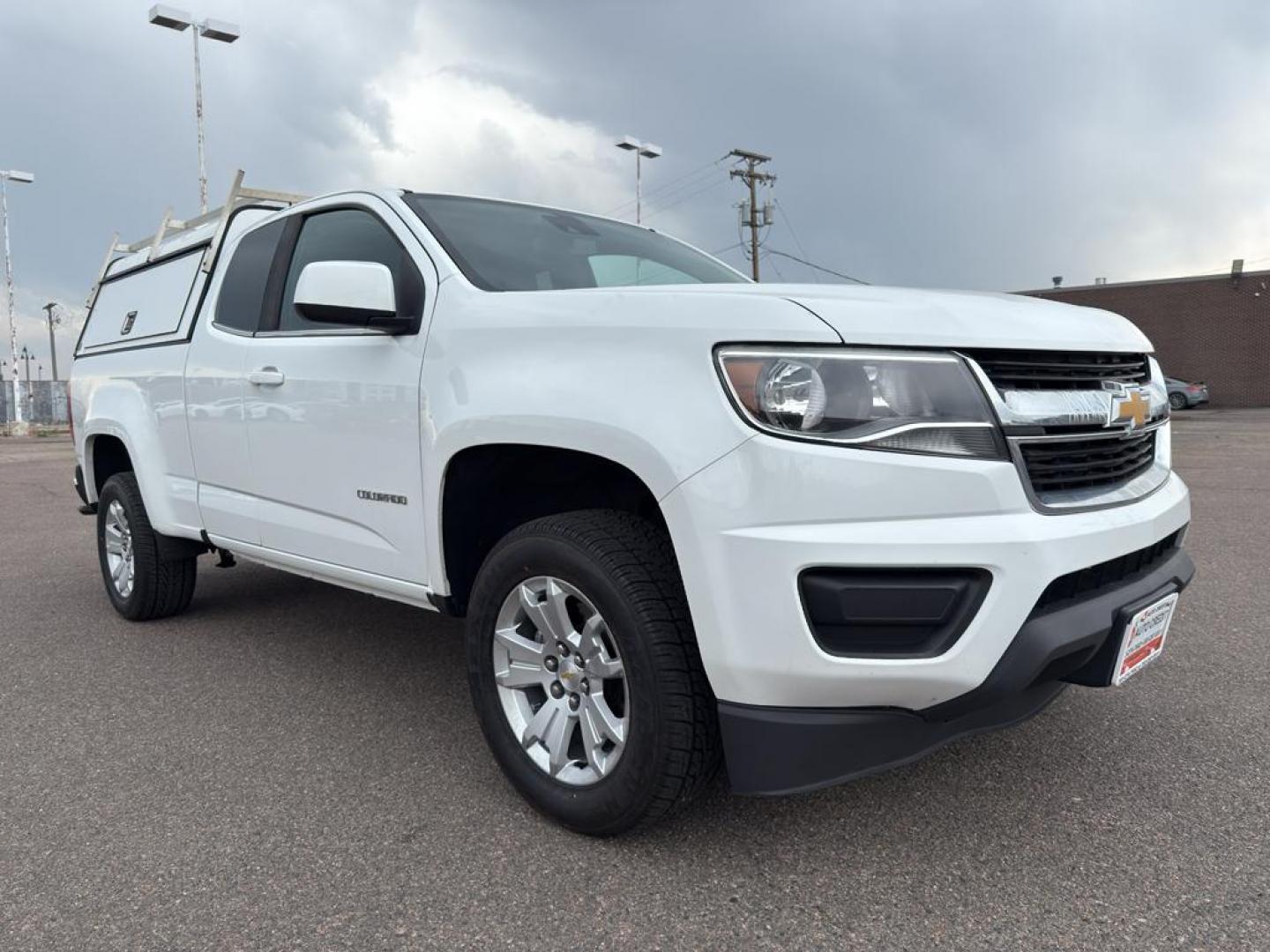 2019 WHITE /GRAY Chevrolet Colorado LT (1GCHTCEN2K1) with an V6, 3.6L engine, Automatic transmission, located at 10890 W. Colfax Ave., Lakewood, CO, 80215, (303) 274-7692, 39.739914, -105.120132 - <b>Summary</b><br>Apple/ Android Carplay, Fully Serviced And Ready For Colorado! New Tires, Non smoker, One Owner And In Excellent Condition, This car comes with a 3 month/ 3000 mile warranty for peace of mind!<br><br><b>Vehicle Details</b><br>Discover the perfect blend of power and versatility with - Photo#2