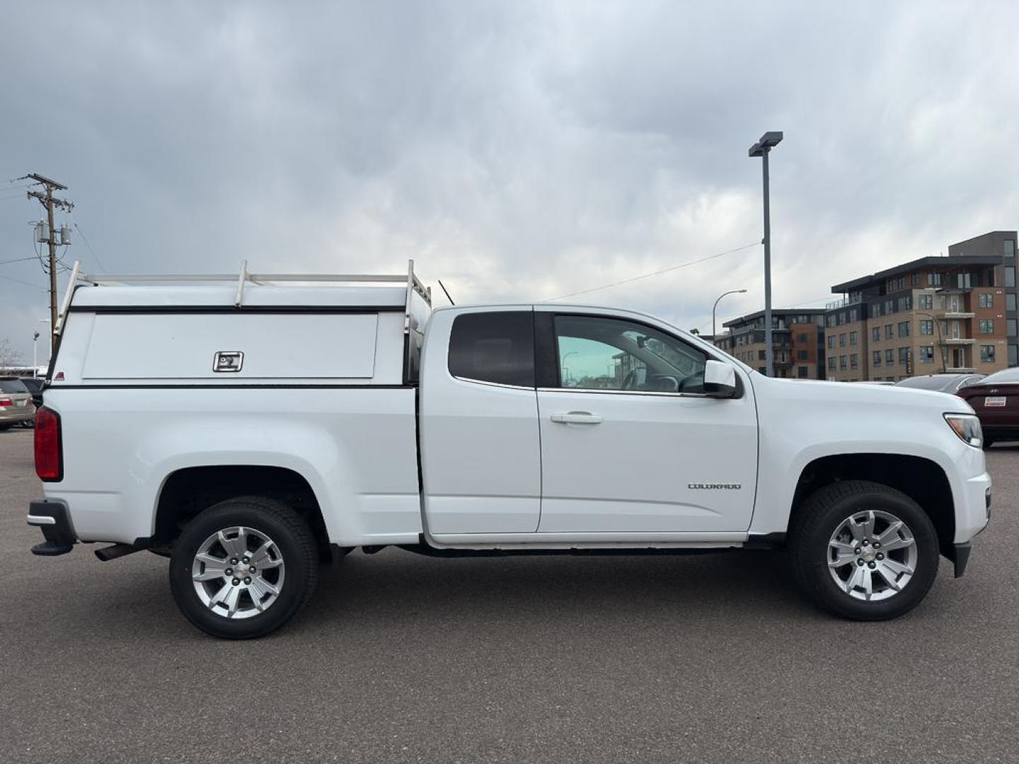 2019 WHITE /GRAY Chevrolet Colorado LT (1GCHTCEN2K1) with an V6, 3.6L engine, Automatic transmission, located at 10890 W. Colfax Ave., Lakewood, CO, 80215, (303) 274-7692, 39.739914, -105.120132 - <b>Summary</b><br>Apple/ Android Carplay, Fully Serviced And Ready For Colorado! New Tires, Non smoker, One Owner And In Excellent Condition, This car comes with a 3 month/ 3000 mile warranty for peace of mind!<br><br><b>Vehicle Details</b><br>Discover the perfect blend of power and versatility with - Photo#3