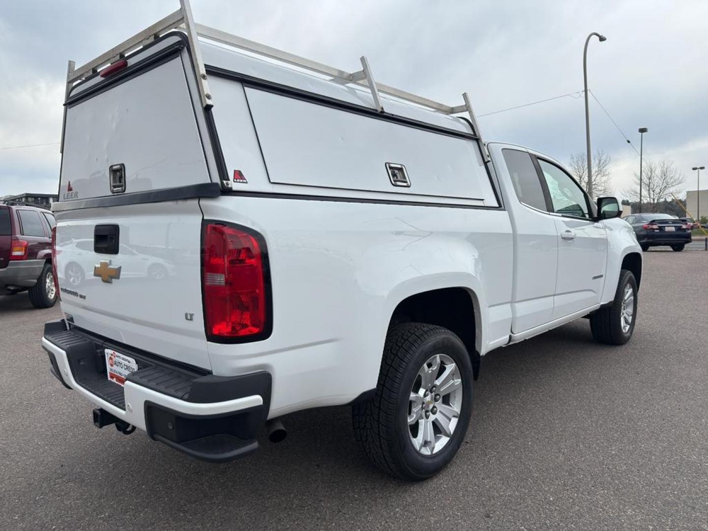 2019 WHITE /GRAY Chevrolet Colorado LT (1GCHTCEN2K1) with an V6, 3.6L engine, Automatic transmission, located at 10890 W. Colfax Ave., Lakewood, CO, 80215, (303) 274-7692, 39.739914, -105.120132 - <b>Summary</b><br>Apple/ Android Carplay, Fully Serviced And Ready For Colorado! New Tires, Non smoker, One Owner And In Excellent Condition, This car comes with a 3 month/ 3000 mile warranty for peace of mind!<br><br><b>Vehicle Details</b><br>Discover the perfect blend of power and versatility with - Photo#4