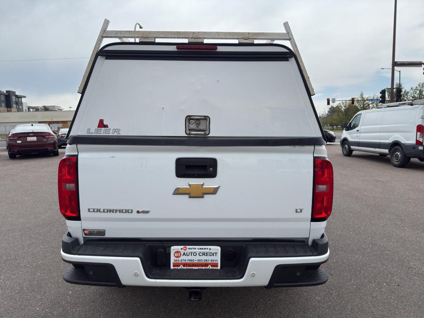 2019 WHITE /GRAY Chevrolet Colorado LT (1GCHTCEN2K1) with an V6, 3.6L engine, Automatic transmission, located at 10890 W. Colfax Ave., Lakewood, CO, 80215, (303) 274-7692, 39.739914, -105.120132 - <b>Summary</b><br>Apple/ Android Carplay, Fully Serviced And Ready For Colorado! New Tires, Non smoker, One Owner And In Excellent Condition, This car comes with a 3 month/ 3000 mile warranty for peace of mind!<br><br><b>Vehicle Details</b><br>Discover the perfect blend of power and versatility with - Photo#5
