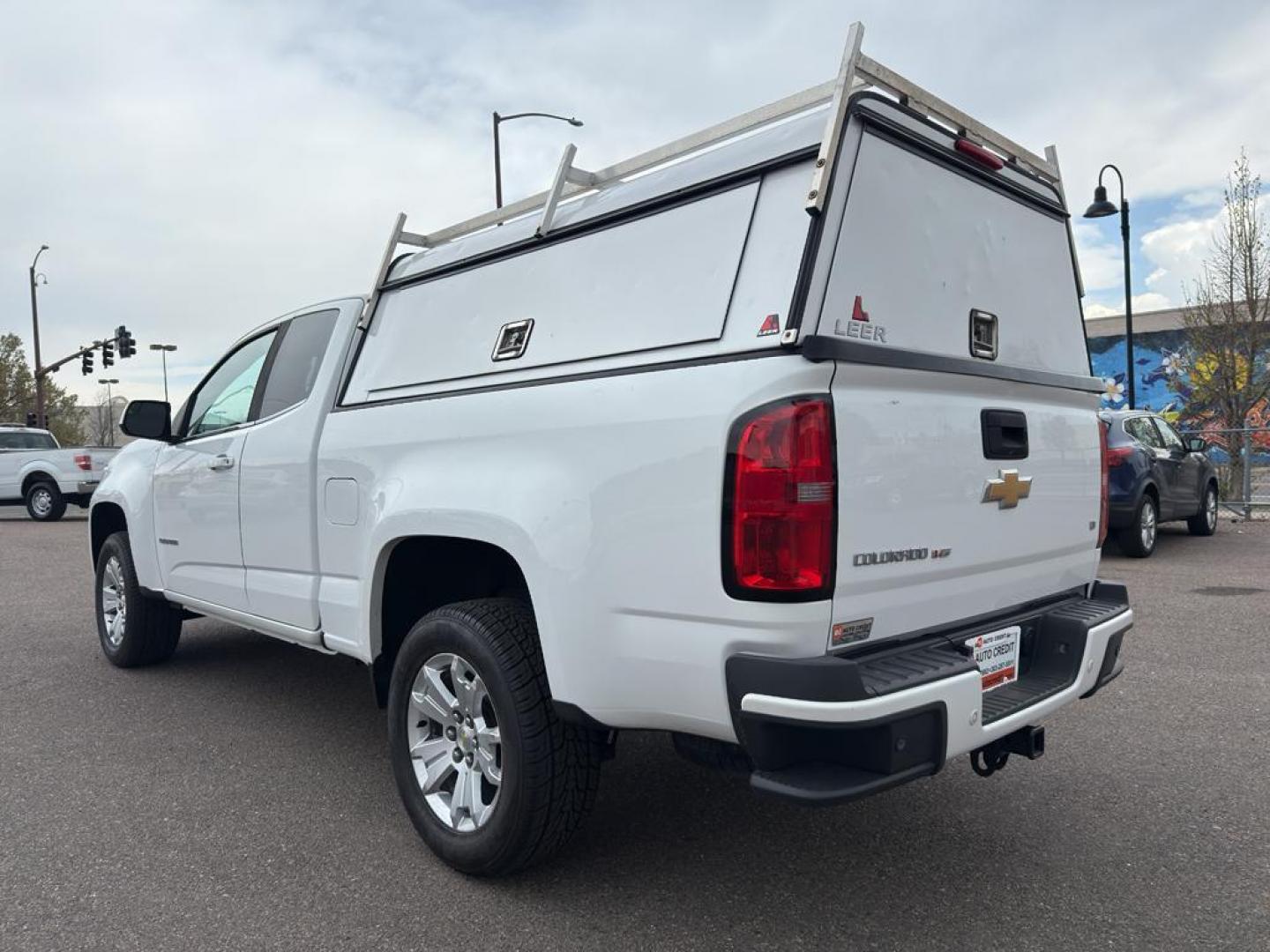 2019 WHITE /GRAY Chevrolet Colorado LT (1GCHTCEN2K1) with an V6, 3.6L engine, Automatic transmission, located at 10890 W. Colfax Ave., Lakewood, CO, 80215, (303) 274-7692, 39.739914, -105.120132 - <b>Summary</b><br>Apple/ Android Carplay, Fully Serviced And Ready For Colorado! New Tires, Non smoker, One Owner And In Excellent Condition, This car comes with a 3 month/ 3000 mile warranty for peace of mind!<br><br><b>Vehicle Details</b><br>Discover the perfect blend of power and versatility with - Photo#6