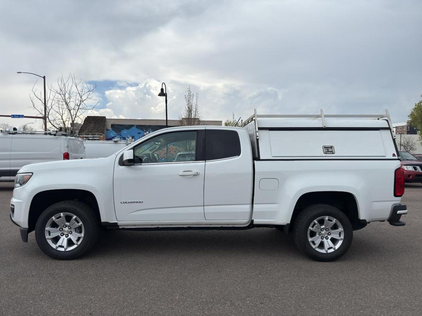 2019 WHITE /GRAY Chevrolet Colorado LT (1GCHTCEN2K1) with an V6, 3.6L engine, Automatic transmission, located at 10890 W. Colfax Ave., Lakewood, CO, 80215, (303) 274-7692, 39.739914, -105.120132 - <b>Summary</b><br>Apple/ Android Carplay, Fully Serviced And Ready For Colorado! New Tires, Non smoker, One Owner And In Excellent Condition, This car comes with a 3 month/ 3000 mile warranty for peace of mind!<br><br><b>Vehicle Details</b><br>Discover the perfect blend of power and versatility with - Photo#7