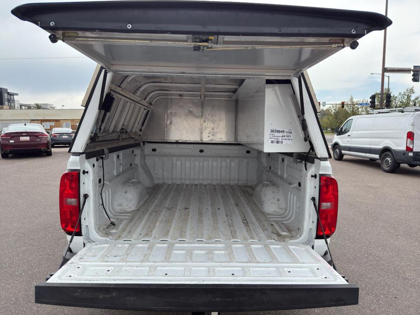 2019 WHITE /GRAY Chevrolet Colorado LT (1GCHTCEN2K1) with an V6, 3.6L engine, Automatic transmission, located at 10890 W. Colfax Ave., Lakewood, CO, 80215, (303) 274-7692, 39.739914, -105.120132 - <b>Summary</b><br>Apple/ Android Carplay, Fully Serviced And Ready For Colorado! New Tires, Non smoker, One Owner And In Excellent Condition, This car comes with a 3 month/ 3000 mile warranty for peace of mind!<br><br><b>Vehicle Details</b><br>Discover the perfect blend of power and versatility with - Photo#8