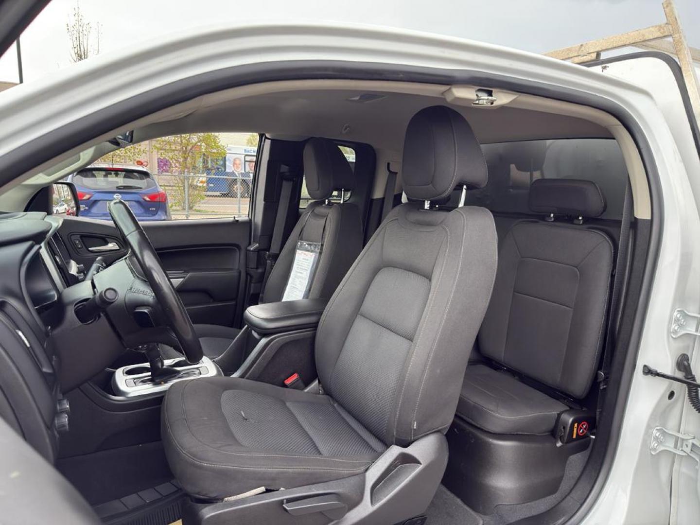 2019 WHITE /GRAY Chevrolet Colorado LT (1GCHTCEN2K1) with an V6, 3.6L engine, Automatic transmission, located at 10890 W. Colfax Ave., Lakewood, CO, 80215, (303) 274-7692, 39.739914, -105.120132 - <b>Summary</b><br>Apple/ Android Carplay, Fully Serviced And Ready For Colorado! New Tires, Non smoker, One Owner And In Excellent Condition, This car comes with a 3 month/ 3000 mile warranty for peace of mind!<br><br><b>Vehicle Details</b><br>Discover the perfect blend of power and versatility with - Photo#9