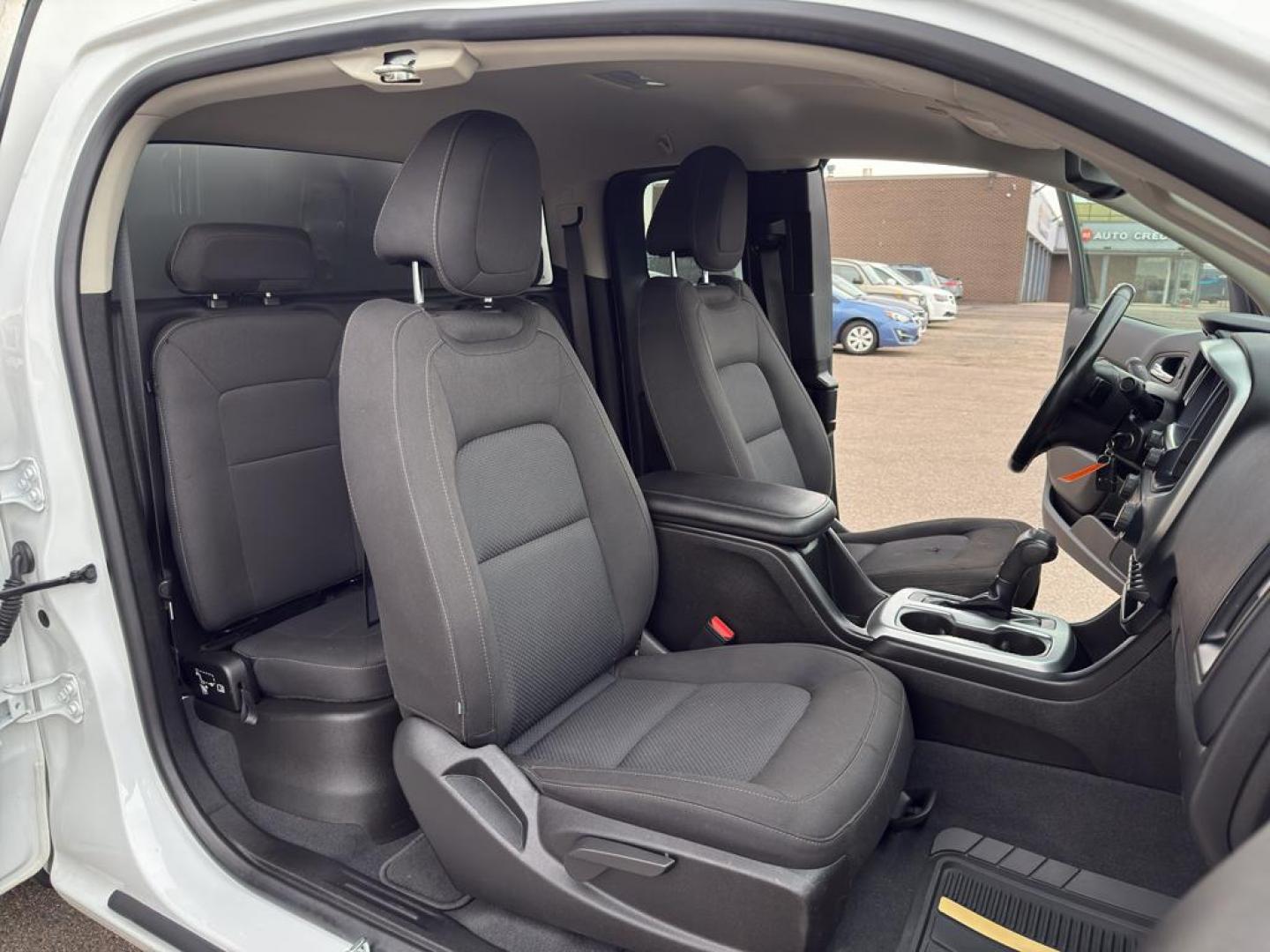 2019 WHITE /GRAY Chevrolet Colorado LT (1GCHTCEN2K1) with an V6, 3.6L engine, Automatic transmission, located at 10890 W. Colfax Ave., Lakewood, CO, 80215, (303) 274-7692, 39.739914, -105.120132 - <b>Summary</b><br>Apple/ Android Carplay, Fully Serviced And Ready For Colorado! New Tires, Non smoker, One Owner And In Excellent Condition, This car comes with a 3 month/ 3000 mile warranty for peace of mind!<br><br><b>Vehicle Details</b><br>Discover the perfect blend of power and versatility with - Photo#10
