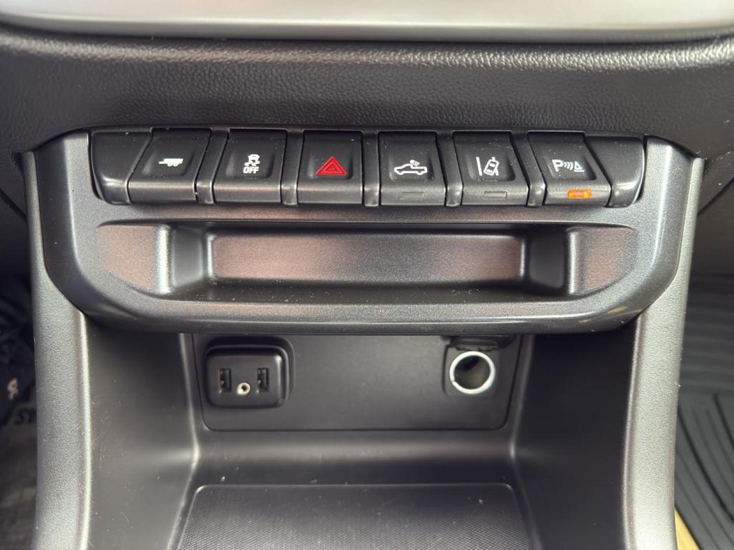 2019 WHITE /GRAY Chevrolet Colorado LT (1GCHTCEN2K1) with an V6, 3.6L engine, Automatic transmission, located at 10890 W. Colfax Ave., Lakewood, CO, 80215, (303) 274-7692, 39.739914, -105.120132 - <b>Summary</b><br>Apple/ Android Carplay, Fully Serviced And Ready For Colorado! New Tires, Non smoker, One Owner And In Excellent Condition, This car comes with a 3 month/ 3000 mile warranty for peace of mind!<br><br><b>Vehicle Details</b><br>Discover the perfect blend of power and versatility with - Photo#17