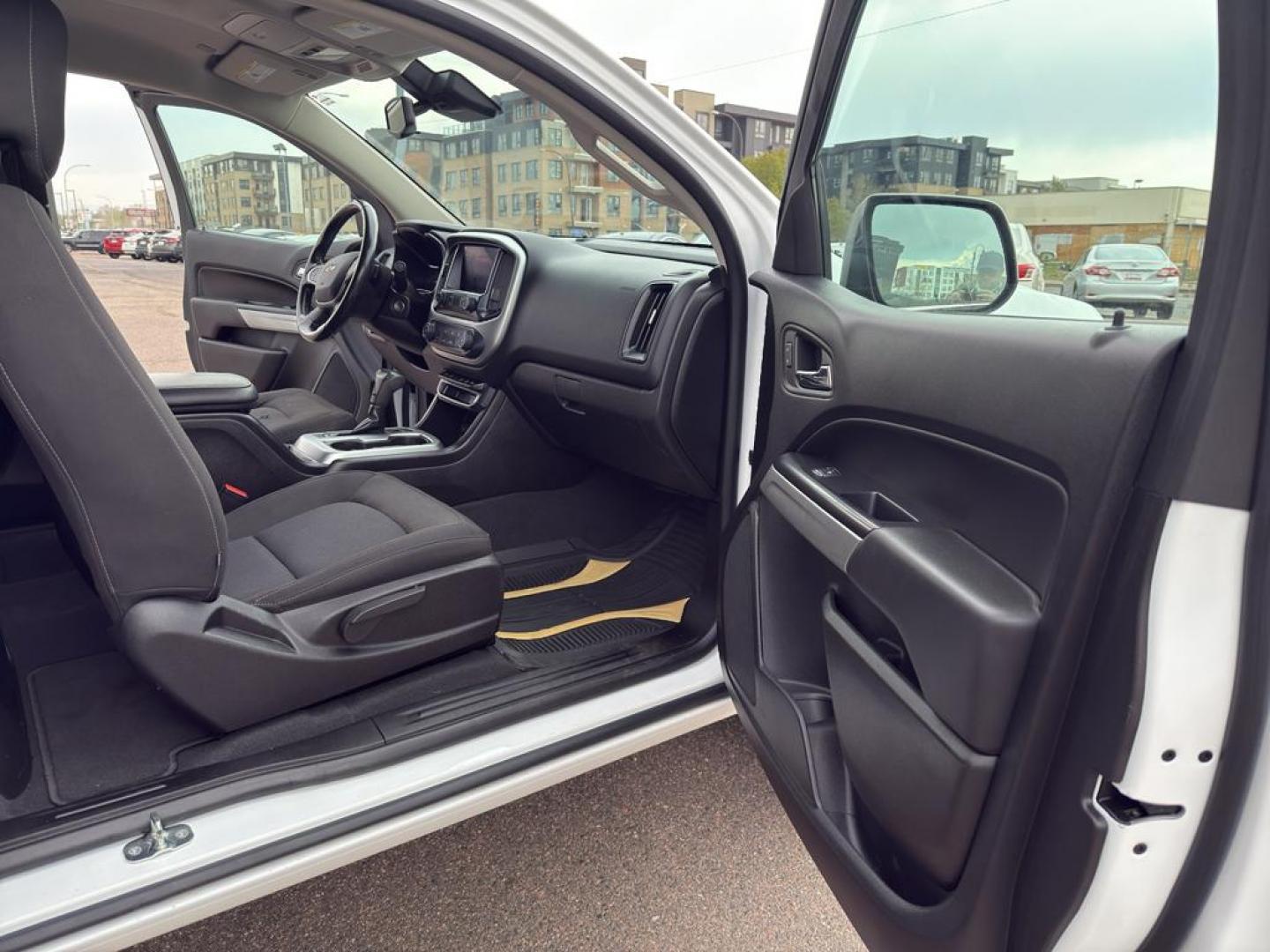 2019 WHITE /GRAY Chevrolet Colorado LT (1GCHTCEN2K1) with an V6, 3.6L engine, Automatic transmission, located at 10890 W. Colfax Ave., Lakewood, CO, 80215, (303) 274-7692, 39.739914, -105.120132 - <b>Summary</b><br>Apple/ Android Carplay, Fully Serviced And Ready For Colorado! New Tires, Non smoker, One Owner And In Excellent Condition, This car comes with a 3 month/ 3000 mile warranty for peace of mind!<br><br><b>Vehicle Details</b><br>Discover the perfect blend of power and versatility with - Photo#23