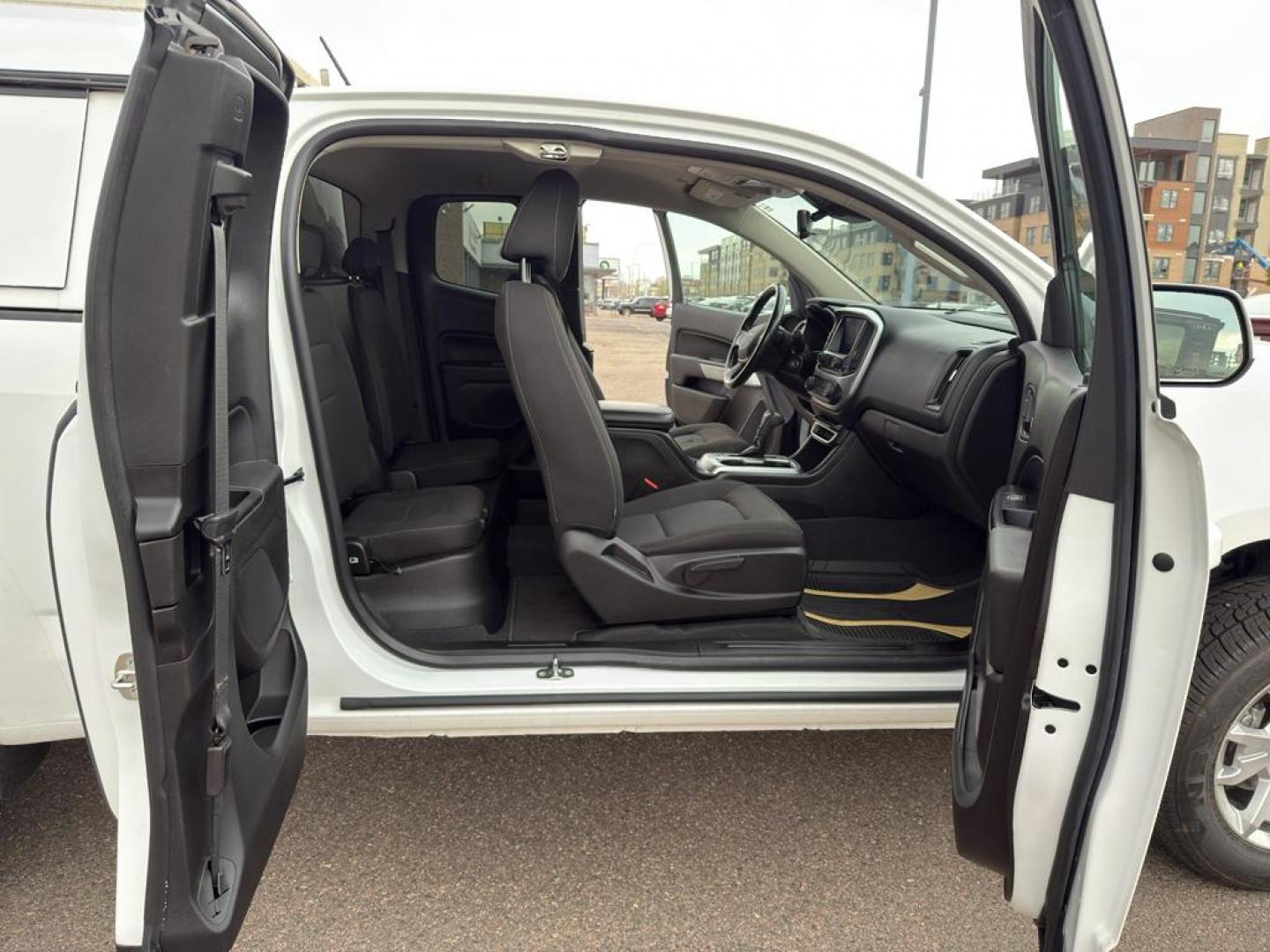 2019 WHITE /GRAY Chevrolet Colorado LT (1GCHTCEN2K1) with an V6, 3.6L engine, Automatic transmission, located at 10890 W. Colfax Ave., Lakewood, CO, 80215, (303) 274-7692, 39.739914, -105.120132 - <b>Summary</b><br>Apple/ Android Carplay, Fully Serviced And Ready For Colorado! New Tires, Non smoker, One Owner And In Excellent Condition, This car comes with a 3 month/ 3000 mile warranty for peace of mind!<br><br><b>Vehicle Details</b><br>Discover the perfect blend of power and versatility with - Photo#24