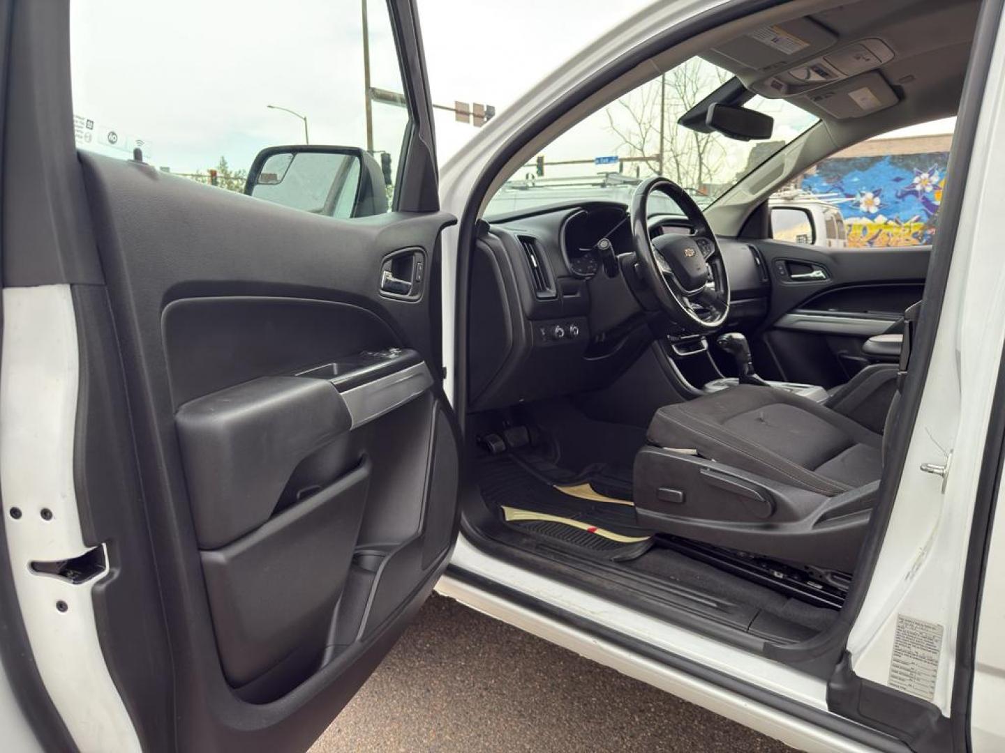 2019 WHITE /GRAY Chevrolet Colorado LT (1GCHTCEN2K1) with an V6, 3.6L engine, Automatic transmission, located at 10890 W. Colfax Ave., Lakewood, CO, 80215, (303) 274-7692, 39.739914, -105.120132 - <b>Summary</b><br>Apple/ Android Carplay, Fully Serviced And Ready For Colorado! New Tires, Non smoker, One Owner And In Excellent Condition, This car comes with a 3 month/ 3000 mile warranty for peace of mind!<br><br><b>Vehicle Details</b><br>Discover the perfect blend of power and versatility with - Photo#25