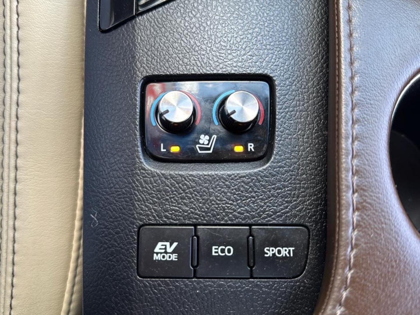 2013 BLACK Toyota Avalon Hybrid XLE TOURING (4T1BD1EB4DU) with an 4 Cyl, 2.5L engine, Automatic transmission, located at 10890 W. Colfax Ave., Lakewood, CO, 80215, (303) 274-7692, 39.739914, -105.120132 - Photo#11