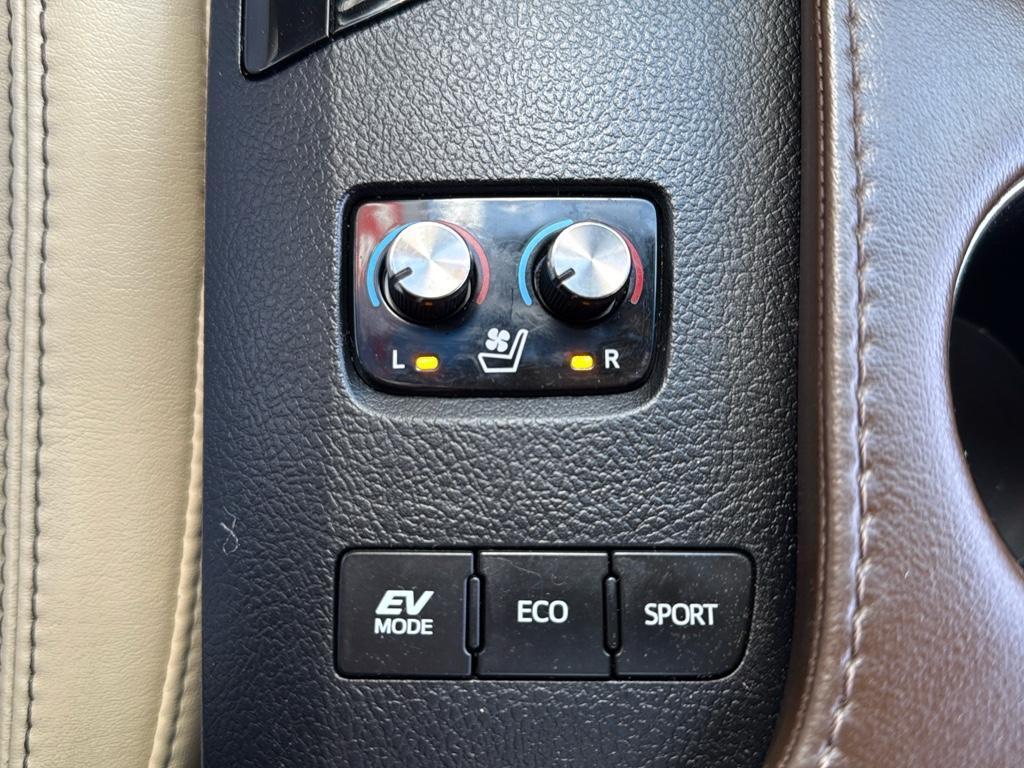 2013 GREEN Toyota Avalon Hybrid XLE TOURING (4T1BD1EB4DU) with an 4 Cyl, 2.5L engine, Automatic transmission, located at 10890 W. Colfax Ave., Lakewood, CO, 80215, (303) 274-7692, 39.739914, -105.120132 - For sale: a meticulously maintained 2013 Toyota Avalon Hybrid XLE Touring that combines luxury, efficiency, and reliability. This sophisticated sedan features a robust 4-cylinder, 2.5L engine paired with front-wheel drive, offering an impressive blend of power and fuel economy. The Avalons hybrid te - Photo#11