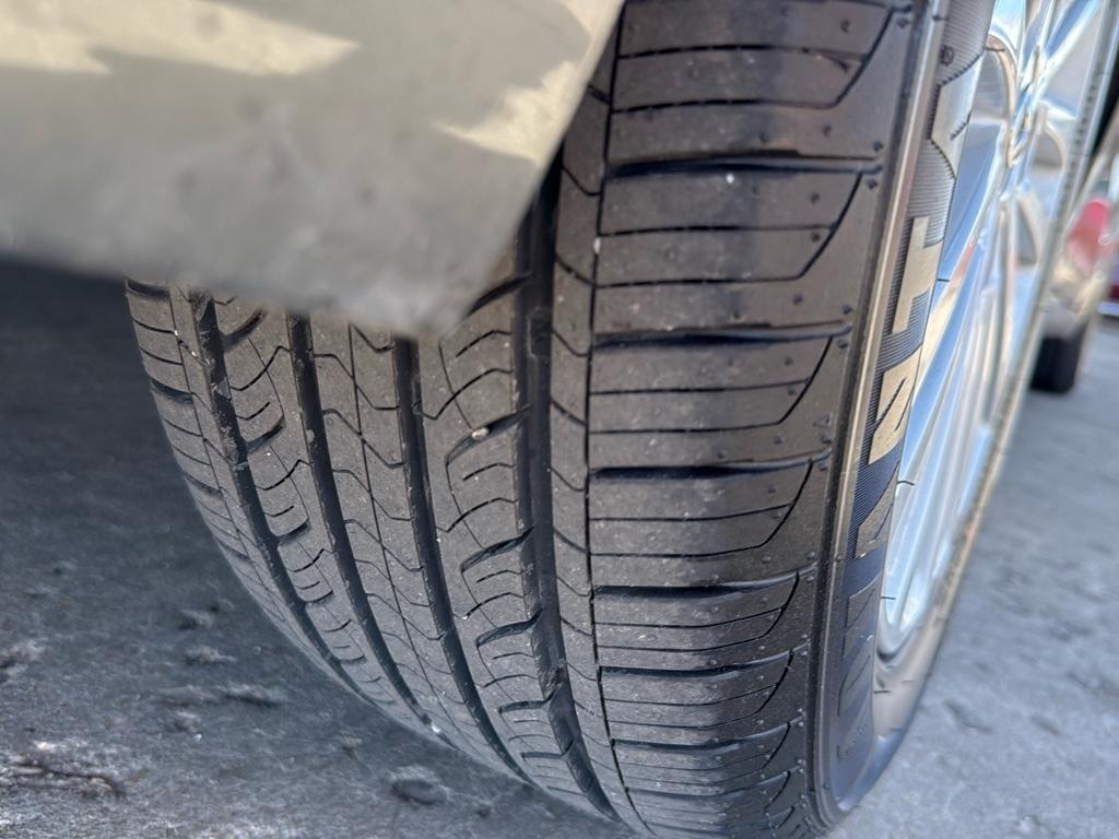 2013 GREEN Toyota Avalon Hybrid XLE TOURING (4T1BD1EB4DU) with an 4 Cyl, 2.5L engine, Automatic transmission, located at 10890 W. Colfax Ave., Lakewood, CO, 80215, (303) 274-7692, 39.739914, -105.120132 - For sale: a meticulously maintained 2013 Toyota Avalon Hybrid XLE Touring that combines luxury, efficiency, and reliability. This sophisticated sedan features a robust 4-cylinder, 2.5L engine paired with front-wheel drive, offering an impressive blend of power and fuel economy. The Avalons hybrid te - Photo#28