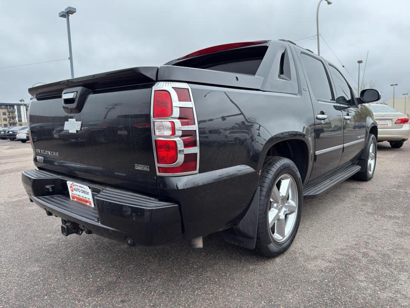 2011 BLACK Chevrolet Avalanche LTZ (3GNTKGE34BG) with an V8, 5.3L engine, Automatic transmission, located at 10890 W. Colfax Ave., Lakewood, CO, 80215, (303) 274-7692, 39.739914, -105.120132 - Photo#4