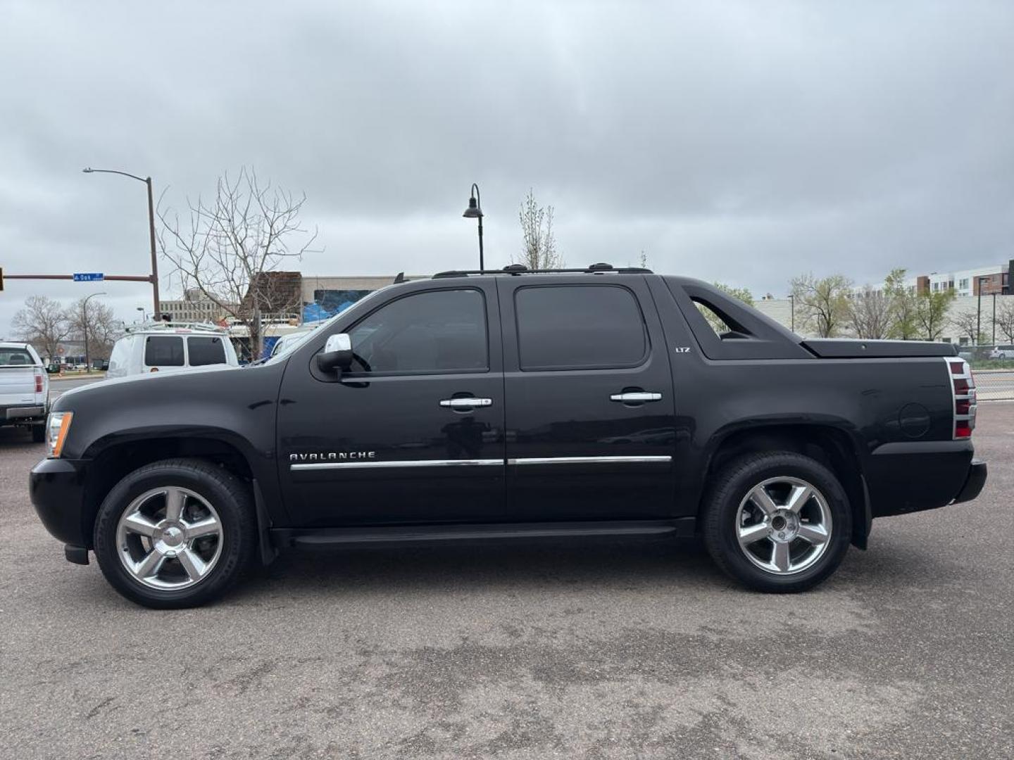 2011 BLACK Chevrolet Avalanche LTZ (3GNTKGE34BG) with an V8, 5.3L engine, Automatic transmission, located at 10890 W. Colfax Ave., Lakewood, CO, 80215, (303) 274-7692, 39.739914, -105.120132 - Photo#7