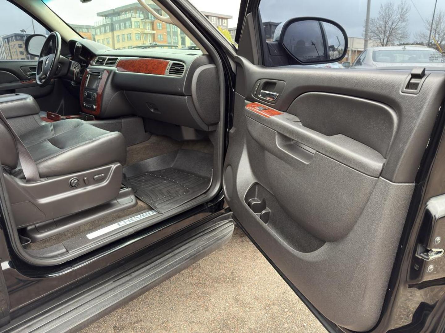 2011 BLACK Chevrolet Avalanche LTZ (3GNTKGE34BG) with an V8, 5.3L engine, Automatic transmission, located at 10890 W. Colfax Ave., Lakewood, CO, 80215, (303) 274-7692, 39.739914, -105.120132 - Photo#8