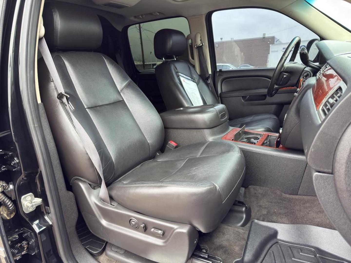 2011 BLACK Chevrolet Avalanche LTZ (3GNTKGE34BG) with an V8, 5.3L engine, Automatic transmission, located at 10890 W. Colfax Ave., Lakewood, CO, 80215, (303) 274-7692, 39.739914, -105.120132 - Photo#10