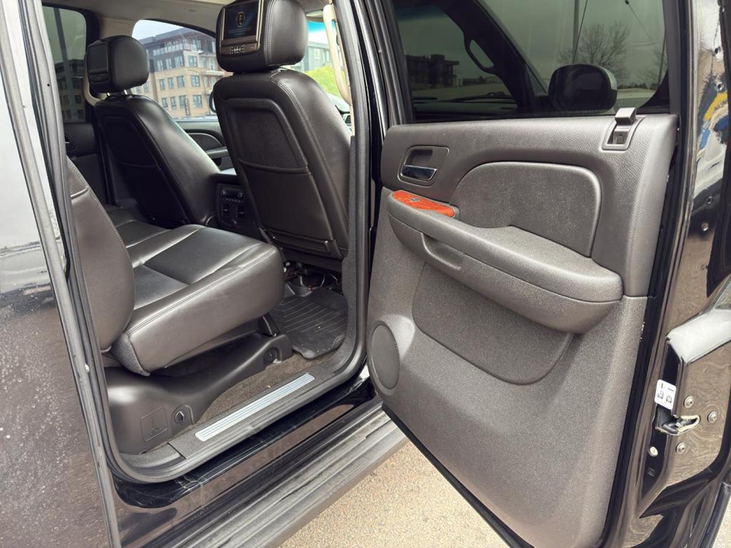 2011 BLACK Chevrolet Avalanche LTZ (3GNTKGE34BG) with an V8, 5.3L engine, Automatic transmission, located at 10890 W. Colfax Ave., Lakewood, CO, 80215, (303) 274-7692, 39.739914, -105.120132 - Photo#11