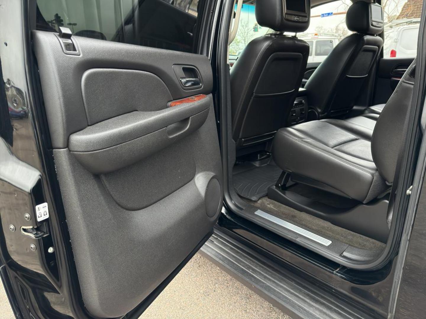 2011 BLACK Chevrolet Avalanche LTZ (3GNTKGE34BG) with an V8, 5.3L engine, Automatic transmission, located at 10890 W. Colfax Ave., Lakewood, CO, 80215, (303) 274-7692, 39.739914, -105.120132 - Photo#15