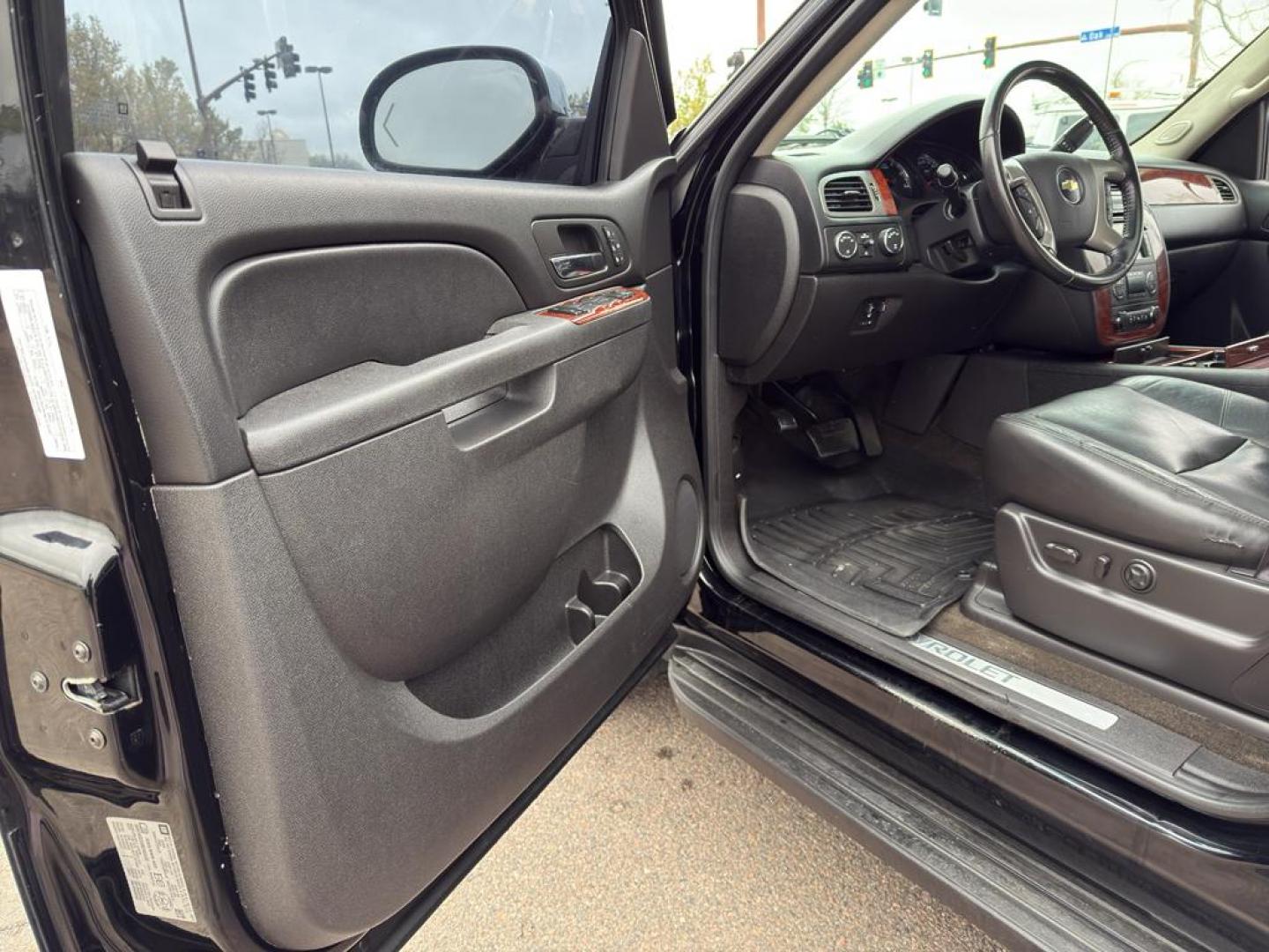 2011 BLACK Chevrolet Avalanche LTZ (3GNTKGE34BG) with an V8, 5.3L engine, Automatic transmission, located at 10890 W. Colfax Ave., Lakewood, CO, 80215, (303) 274-7692, 39.739914, -105.120132 - Photo#17