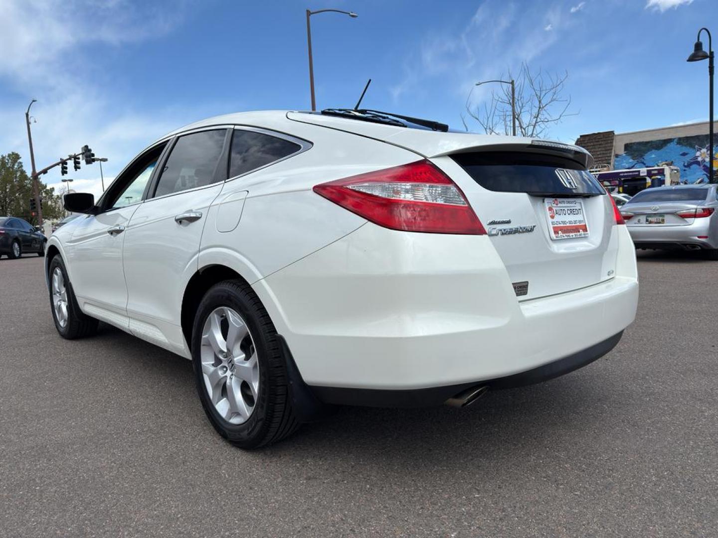 2010 WHITE Honda Accord Crosstour EX-L (5J6TF2H50AL) with an V6, 3.5L engine, Automatic transmission, located at 10890 W. Colfax Ave., Lakewood, CO, 80215, (303) 274-7692, 39.739914, -105.120132 - Discover the perfect blend of versatility and luxury with this 2010 Honda Accord Crosstour EX-L. This well-maintained vehicle combines the practicality of a crossover with the elegance of a premium sedan, offering an exceptional driving experience for those who demand more from their car. Under the - Photo#6