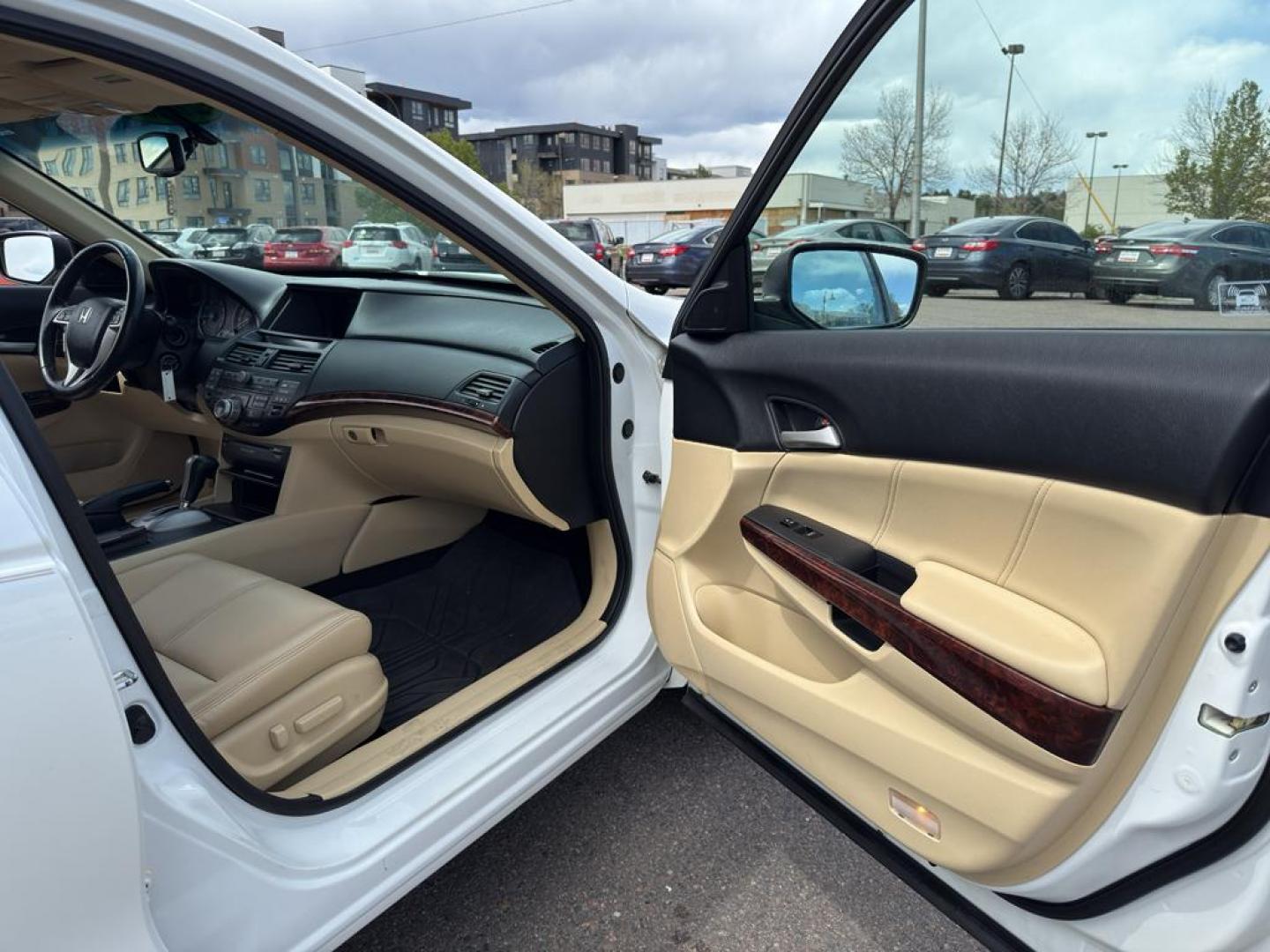 2010 WHITE Honda Accord Crosstour EX-L (5J6TF2H50AL) with an V6, 3.5L engine, Automatic transmission, located at 10890 W. Colfax Ave., Lakewood, CO, 80215, (303) 274-7692, 39.739914, -105.120132 - Discover the perfect blend of versatility and luxury with this 2010 Honda Accord Crosstour EX-L. This well-maintained vehicle combines the practicality of a crossover with the elegance of a premium sedan, offering an exceptional driving experience for those who demand more from their car. Under the - Photo#8