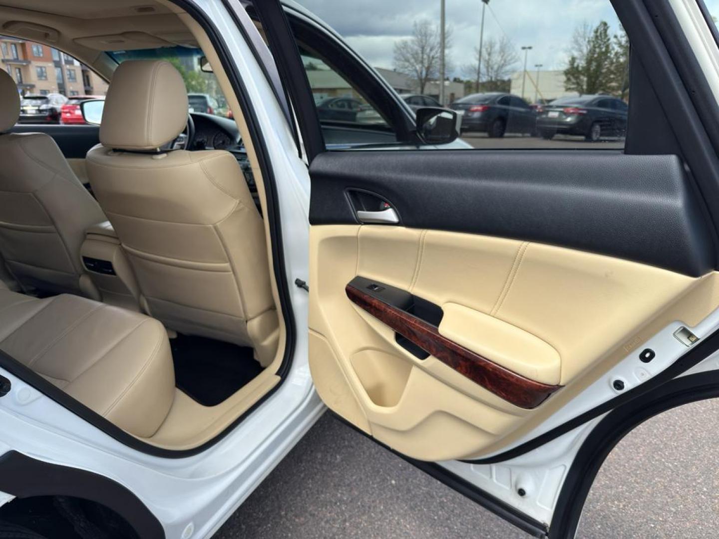 2010 WHITE Honda Accord Crosstour EX-L (5J6TF2H50AL) with an V6, 3.5L engine, Automatic transmission, located at 10890 W. Colfax Ave., Lakewood, CO, 80215, (303) 274-7692, 39.739914, -105.120132 - Discover the perfect blend of versatility and luxury with this 2010 Honda Accord Crosstour EX-L. This well-maintained vehicle combines the practicality of a crossover with the elegance of a premium sedan, offering an exceptional driving experience for those who demand more from their car. Under the - Photo#10