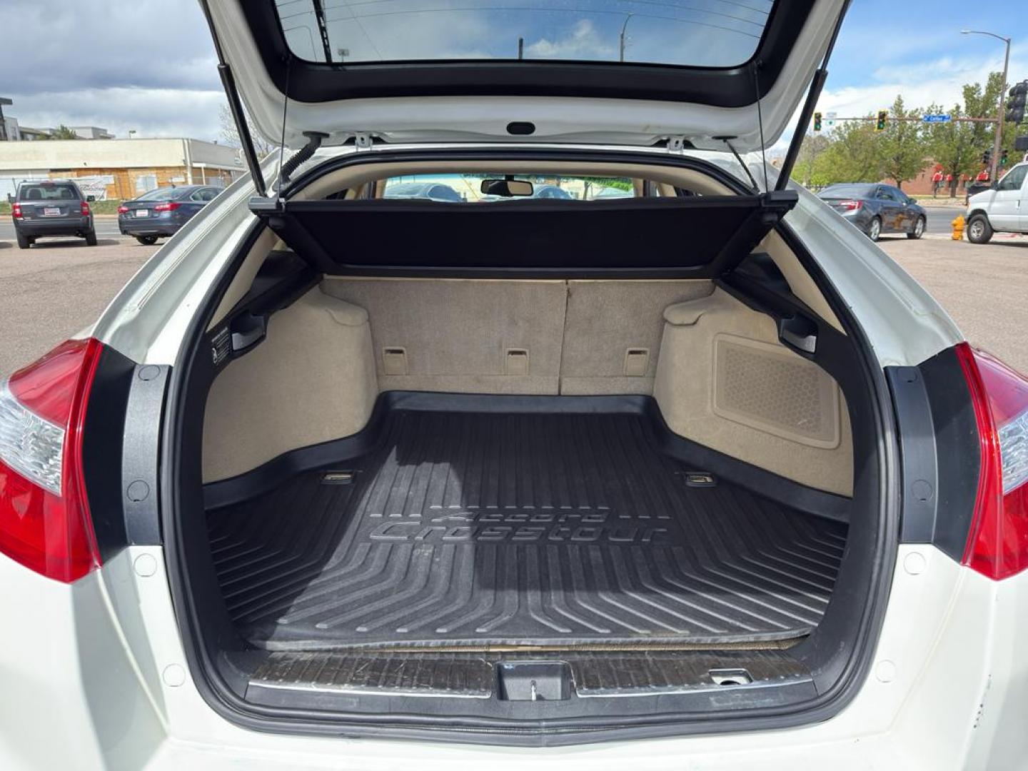 2010 WHITE Honda Accord Crosstour EX-L (5J6TF2H50AL) with an V6, 3.5L engine, Automatic transmission, located at 10890 W. Colfax Ave., Lakewood, CO, 80215, (303) 274-7692, 39.739914, -105.120132 - Discover the perfect blend of versatility and luxury with this 2010 Honda Accord Crosstour EX-L. This well-maintained vehicle combines the practicality of a crossover with the elegance of a premium sedan, offering an exceptional driving experience for those who demand more from their car. Under the - Photo#12