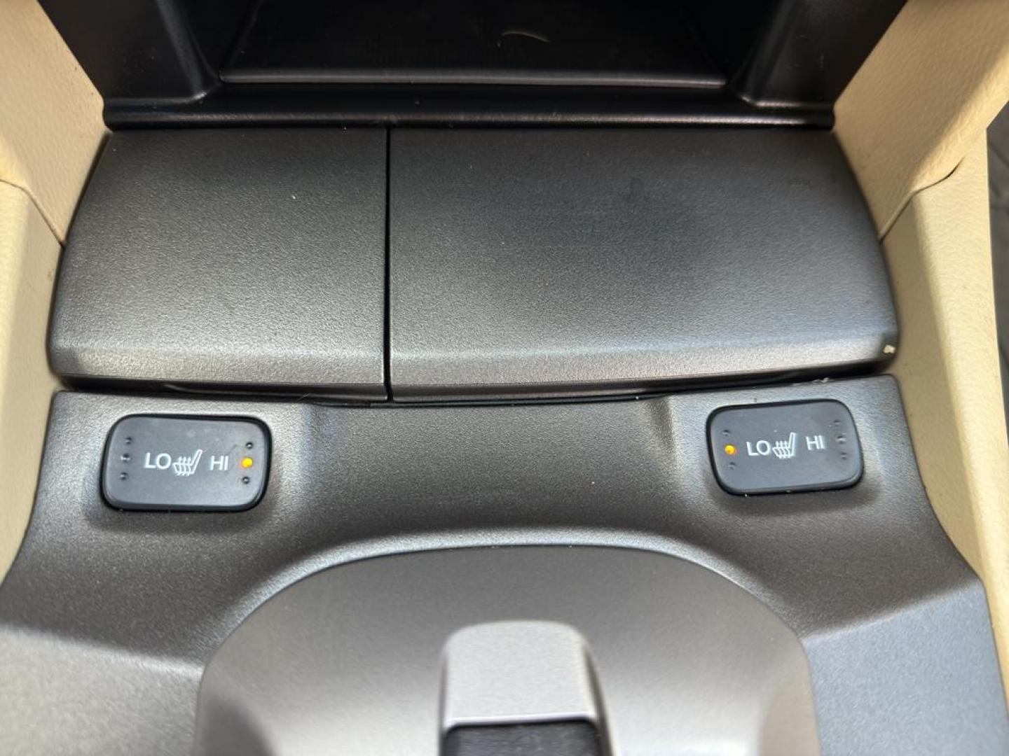2010 WHITE Honda Accord Crosstour EX-L (5J6TF2H50AL) with an V6, 3.5L engine, Automatic transmission, located at 10890 W. Colfax Ave., Lakewood, CO, 80215, (303) 274-7692, 39.739914, -105.120132 - Discover the perfect blend of versatility and luxury with this 2010 Honda Accord Crosstour EX-L. This well-maintained vehicle combines the practicality of a crossover with the elegance of a premium sedan, offering an exceptional driving experience for those who demand more from their car. Under the - Photo#20