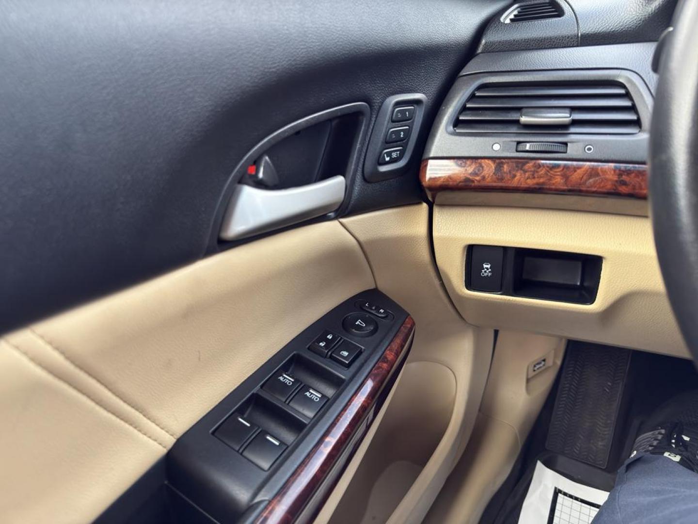 2010 WHITE Honda Accord Crosstour EX-L (5J6TF2H50AL) with an V6, 3.5L engine, Automatic transmission, located at 10890 W. Colfax Ave., Lakewood, CO, 80215, (303) 274-7692, 39.739914, -105.120132 - Discover the perfect blend of versatility and luxury with this 2010 Honda Accord Crosstour EX-L. This well-maintained vehicle combines the practicality of a crossover with the elegance of a premium sedan, offering an exceptional driving experience for those who demand more from their car. Under the - Photo#26