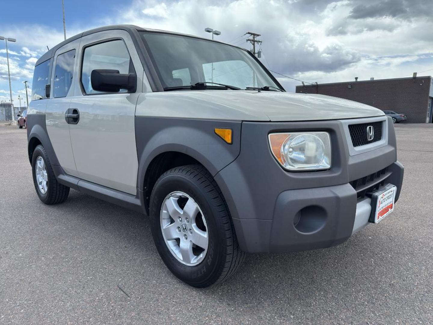 2005 TAN Honda Element EX (5J6YH28685L) with an 4 Cyl, 2.4L engine, Automatic transmission, located at 10890 W. Colfax Ave., Lakewood, CO, 80215, (303) 274-7692, 39.739914, -105.120132 - Discover the perfect blend of versatility and reliability with this 2005 Honda Element EX! A true gem for adventurers and city dwellers alike, this unique SUV stands out with its iconic boxy design and spacious interior. Powered by a robust 4-cylinder, 2.4L engine, this Honda Element delivers a smoo - Photo#2
