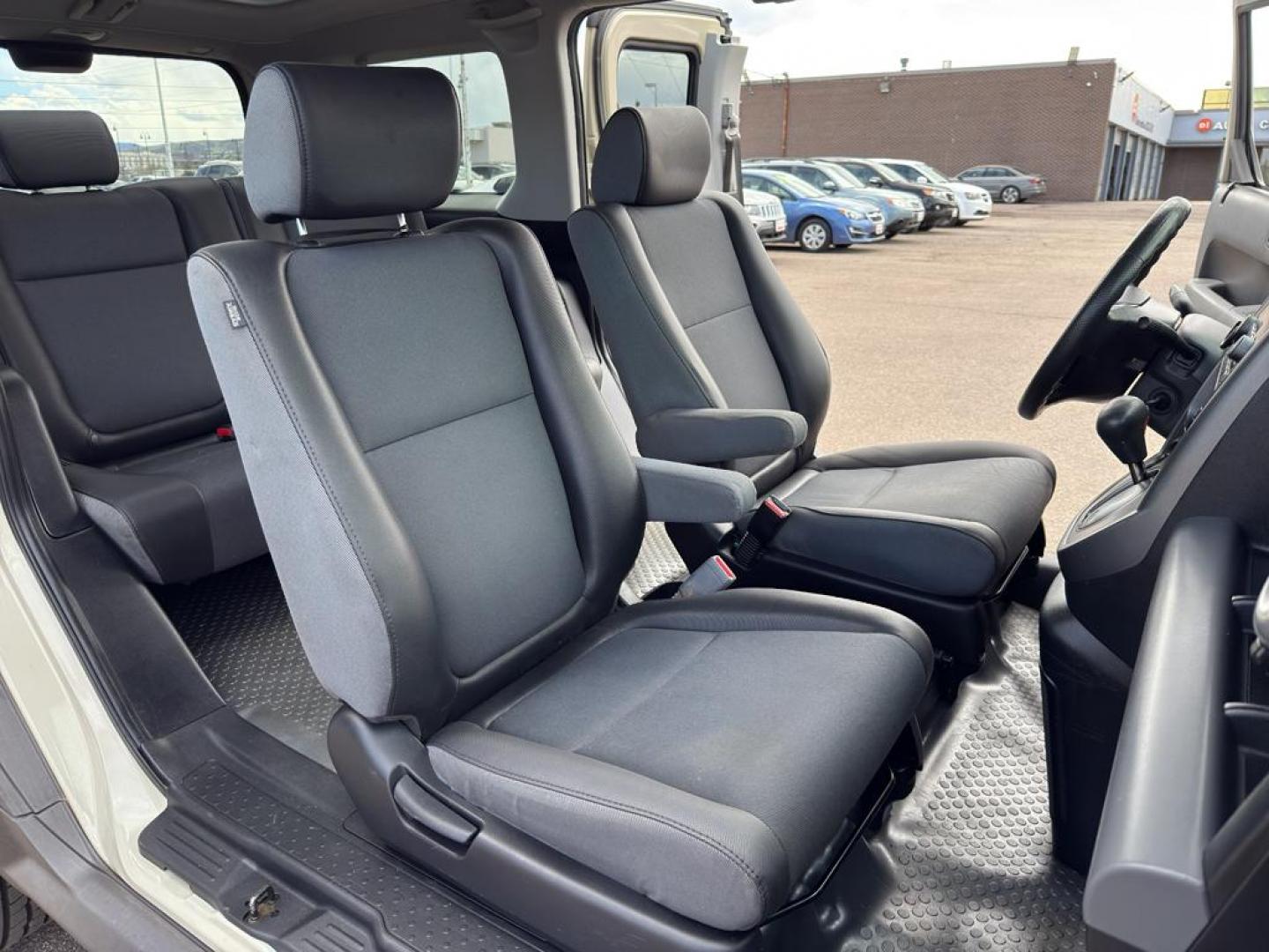 2005 TAN Honda Element EX (5J6YH28685L) with an 4 Cyl, 2.4L engine, Automatic transmission, located at 10890 W. Colfax Ave., Lakewood, CO, 80215, (303) 274-7692, 39.739914, -105.120132 - Discover the perfect blend of versatility and reliability with this 2005 Honda Element EX! A true gem for adventurers and city dwellers alike, this unique SUV stands out with its iconic boxy design and spacious interior. Powered by a robust 4-cylinder, 2.4L engine, this Honda Element delivers a smoo - Photo#9