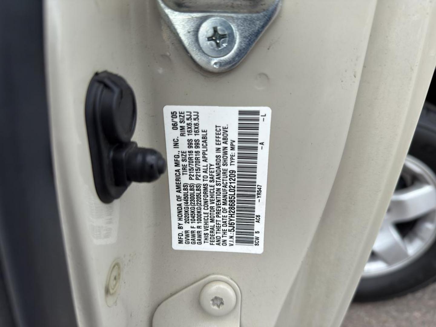 2005 TAN Honda Element EX (5J6YH28685L) with an 4 Cyl, 2.4L engine, Automatic transmission, located at 10890 W. Colfax Ave., Lakewood, CO, 80215, (303) 274-7692, 39.739914, -105.120132 - Discover the perfect blend of versatility and reliability with this 2005 Honda Element EX! A true gem for adventurers and city dwellers alike, this unique SUV stands out with its iconic boxy design and spacious interior. Powered by a robust 4-cylinder, 2.4L engine, this Honda Element delivers a smoo - Photo#13