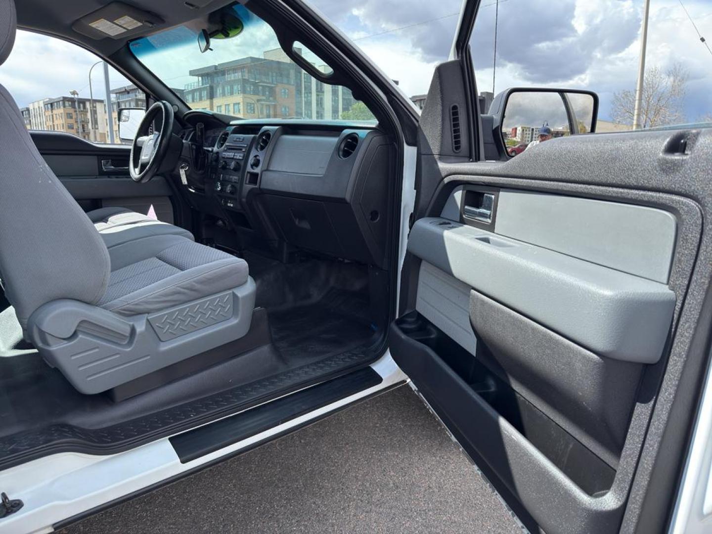 2013 WHITE Ford F-150 EXTENDED CAB XL (1FTFX1EFXDK) with an V8, 5.0L engine, Automatic transmission, located at 10890 W. Colfax Ave., Lakewood, CO, 80215, (303) 274-7692, 39.739914, -105.120132 - Photo#8