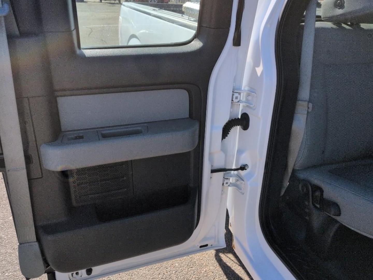 2013 WHITE Ford F-150 LARIAT SUPERCAB 6.5- (1FTFX1EFXDK) with an V8, 5.0L engine, Automatic transmission, located at 10890 W. Colfax Ave., Lakewood, CO, 80215, (303) 274-7692, 39.739914, -105.120132- Photo#18