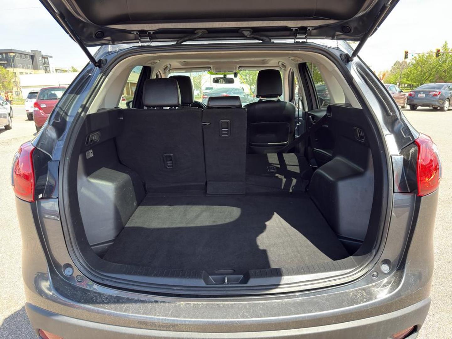 2014 GRAY Mazda CX-5 Grand Touring (JM3KE4DY4E0) with an 4 Cyl, 2.5L engine, Automatic transmission, located at 10890 W. Colfax Ave., Lakewood, CO, 80215, (303) 274-7692, 39.739914, -105.120132 - Photo#10