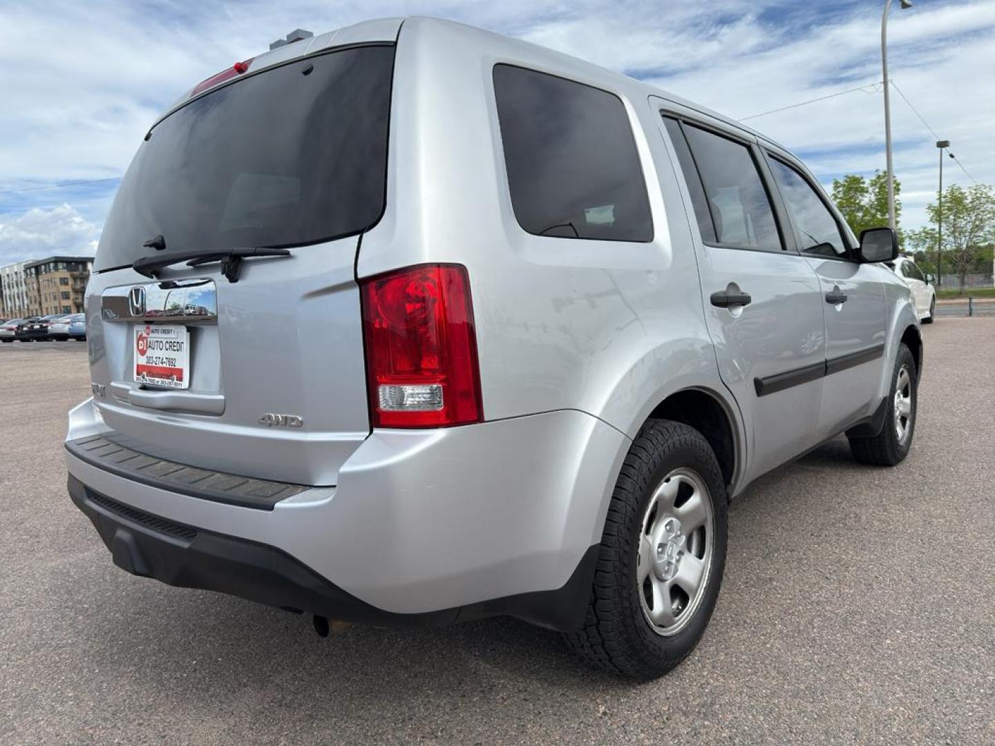 2013 SILVER Honda Pilot LX (5FNYF4H23DB) with an V6, 3.5L engine, Automatic transmission, located at 10890 W. Colfax Ave., Lakewood, CO, 80215, (303) 274-7692, 39.739914, -105.120132 - Photo#4