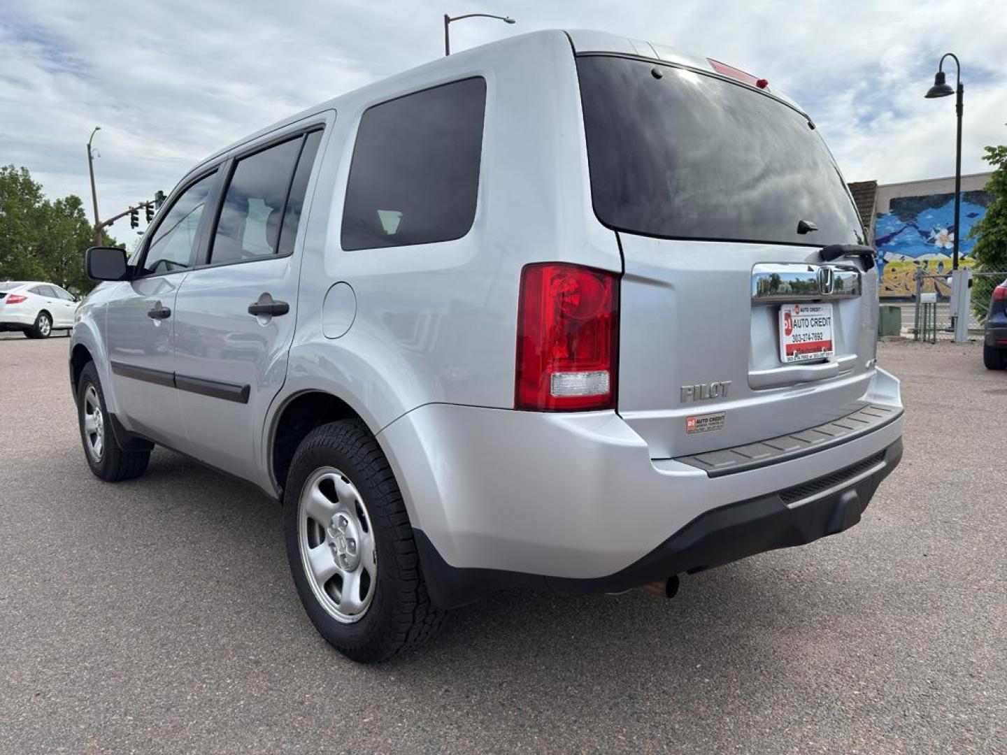 2013 SILVER Honda Pilot LX (5FNYF4H23DB) with an V6, 3.5L engine, Automatic transmission, located at 10890 W. Colfax Ave., Lakewood, CO, 80215, (303) 274-7692, 39.739914, -105.120132 - Photo#6