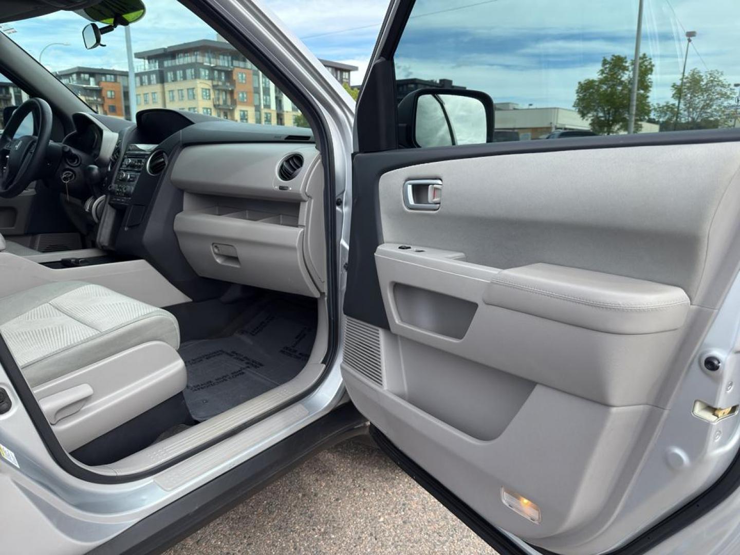 2013 SILVER Honda Pilot LX (5FNYF4H23DB) with an V6, 3.5L engine, Automatic transmission, located at 10890 W. Colfax Ave., Lakewood, CO, 80215, (303) 274-7692, 39.739914, -105.120132 - Photo#8