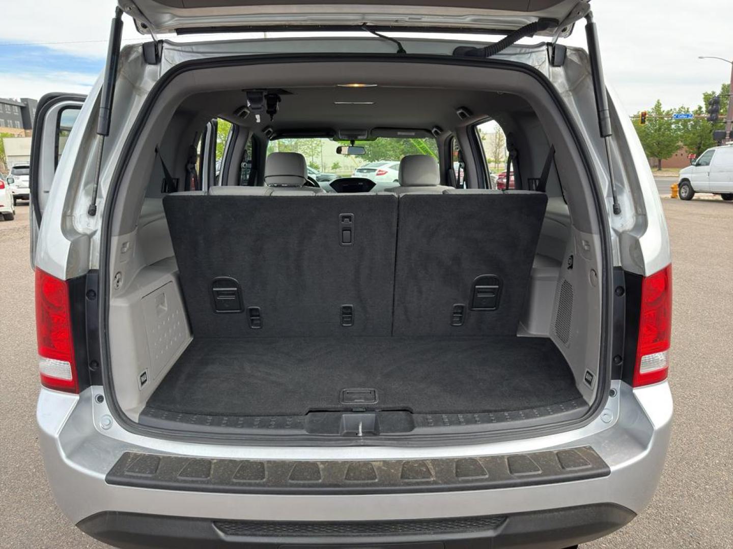2013 SILVER Honda Pilot LX (5FNYF4H23DB) with an V6, 3.5L engine, Automatic transmission, located at 10890 W. Colfax Ave., Lakewood, CO, 80215, (303) 274-7692, 39.739914, -105.120132 - Photo#13